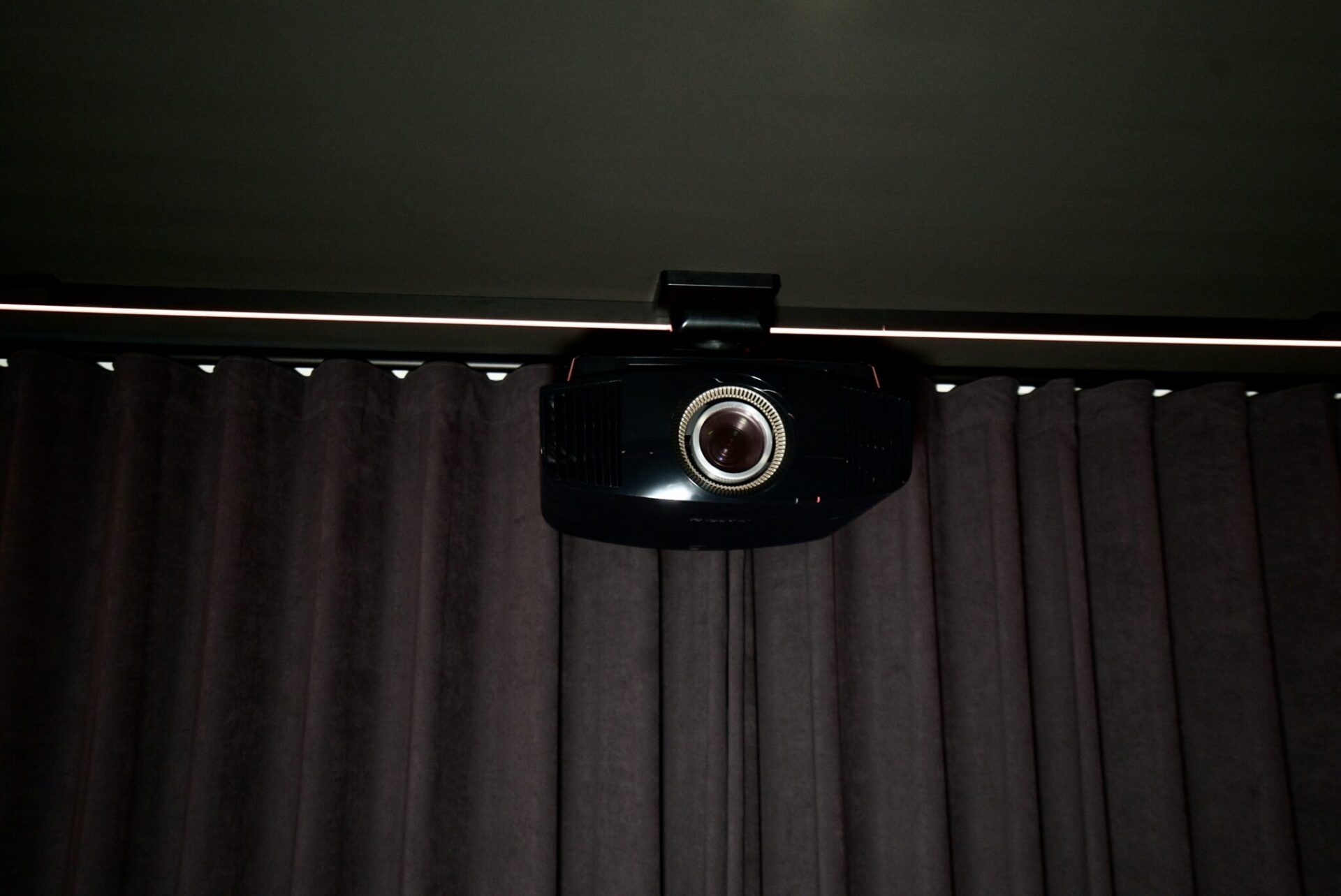 Der Sony VW590 sorgt in diesem Heimkino für ein hervorragendes Bild. Dank seines schwarzen Gehäuses und der schwarzen Beamer Deckenhalterung fügt er sich nahtlos in den Raum ein.