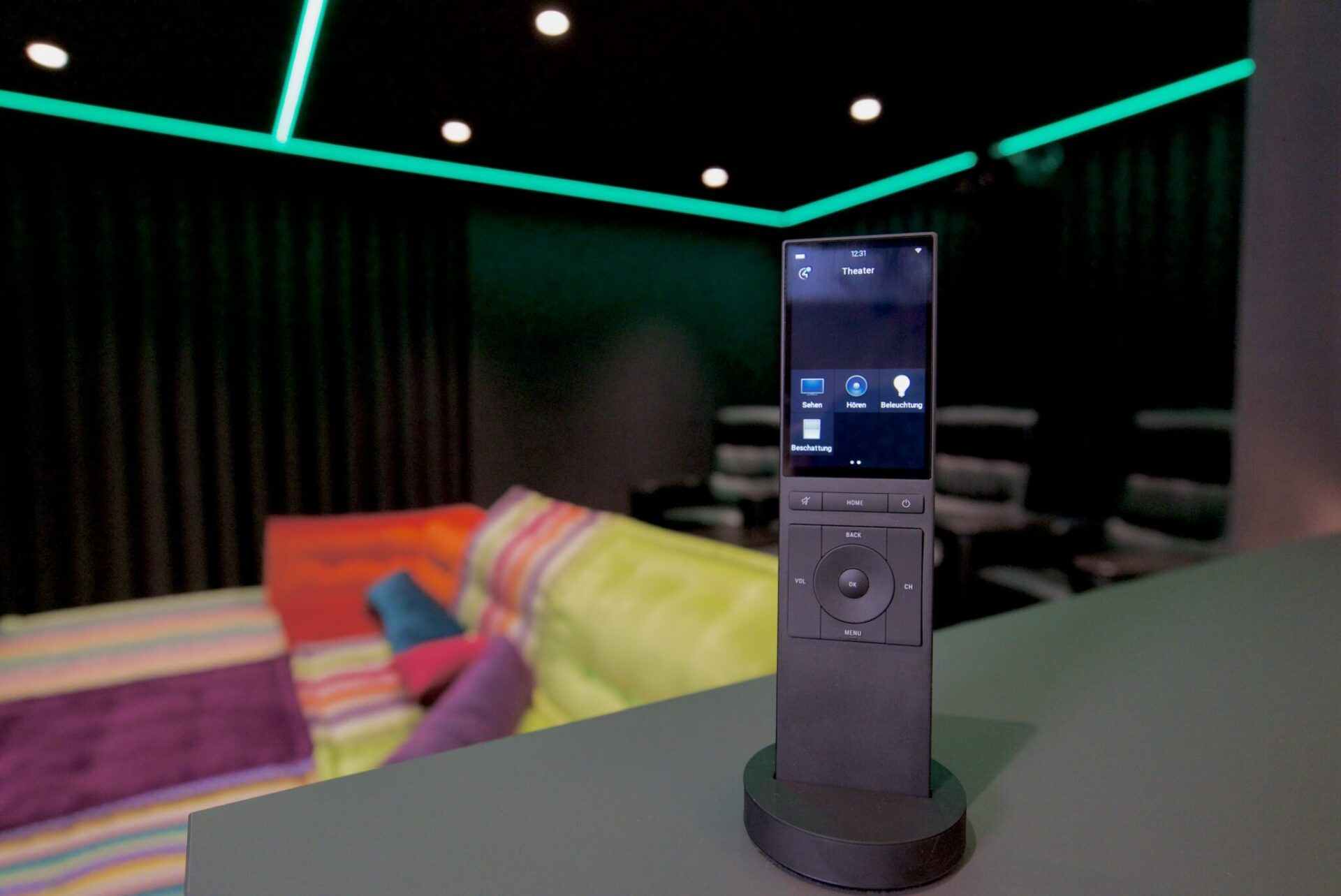 Die Control4 Neeo Universalfernbedienung gibt dem Kunden Zugriff auf alle wesentlichen Funktionen des Heimkinos. Auch die RGBW-Beleuchtung und die elektrischen Vorhänge können so gesteuert werden.