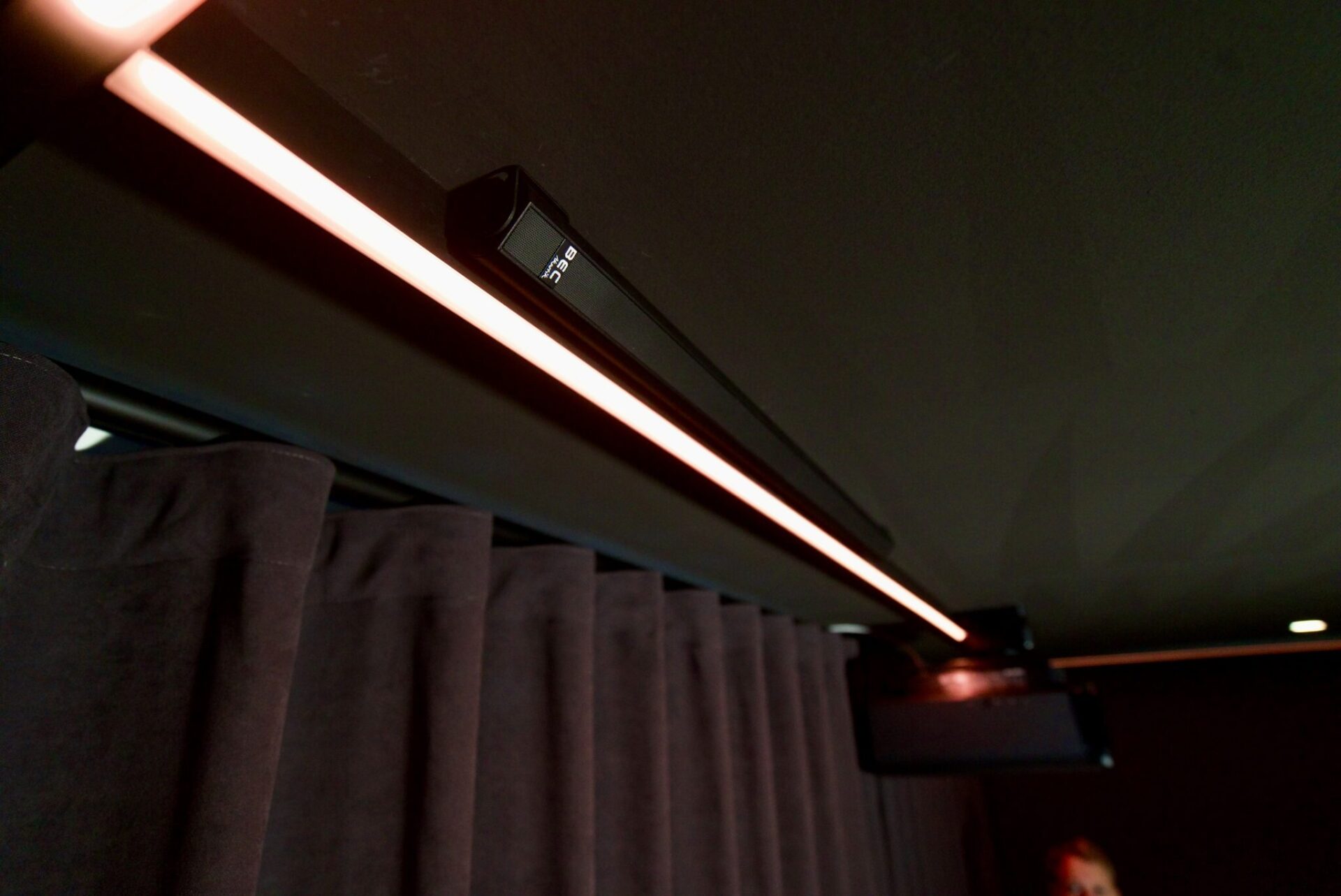 Die eleganten Atmos Lautsprecher schmiegen sich dezent an die LED Leiste an. Viel unauffälliger lassen sich Dolby Atmos Deckenlautsprecher nicht integrieren.