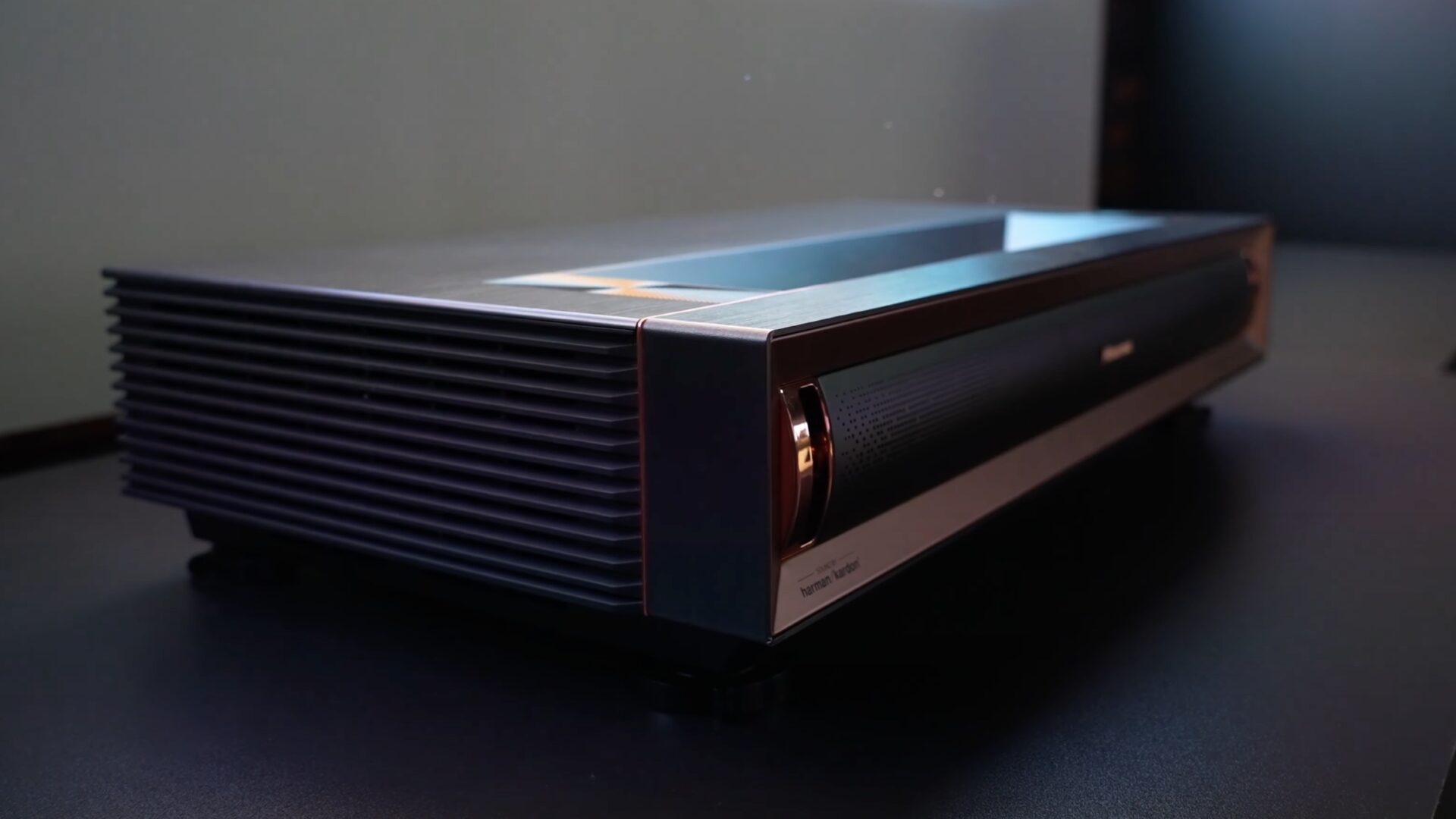 Hisense PX3 Pro vorne links