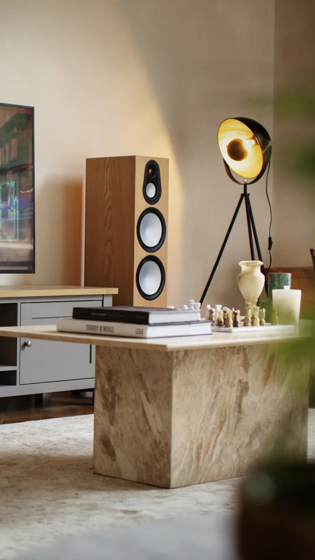 Die Monitor Audio Silver 500 7G in Esche in einem geschmackvollen Wohnzimmer Heimkino.