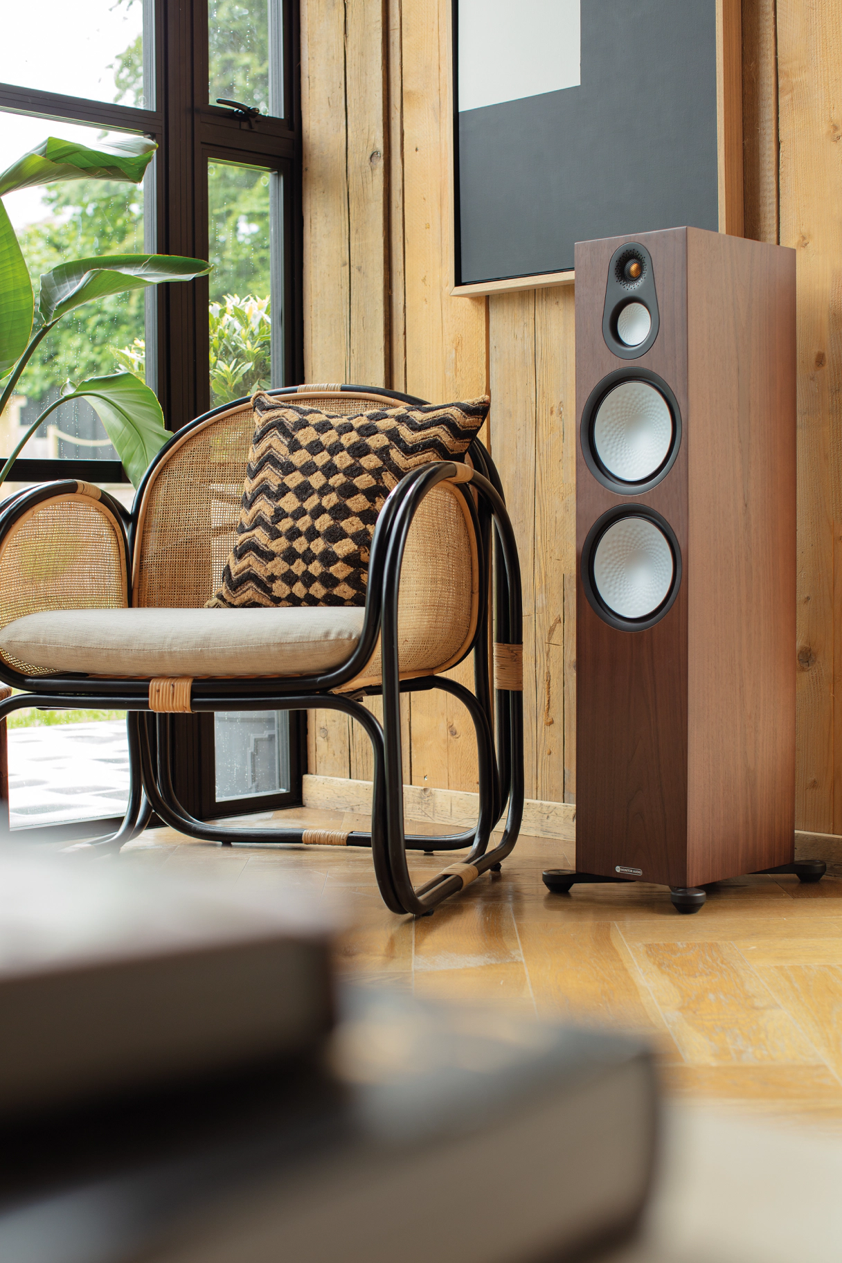 Die Monitor Audio Silver 500 7G in Walnuss in einem modernen Wohnzimmer mit warmen Farbtönen und viel Holz.