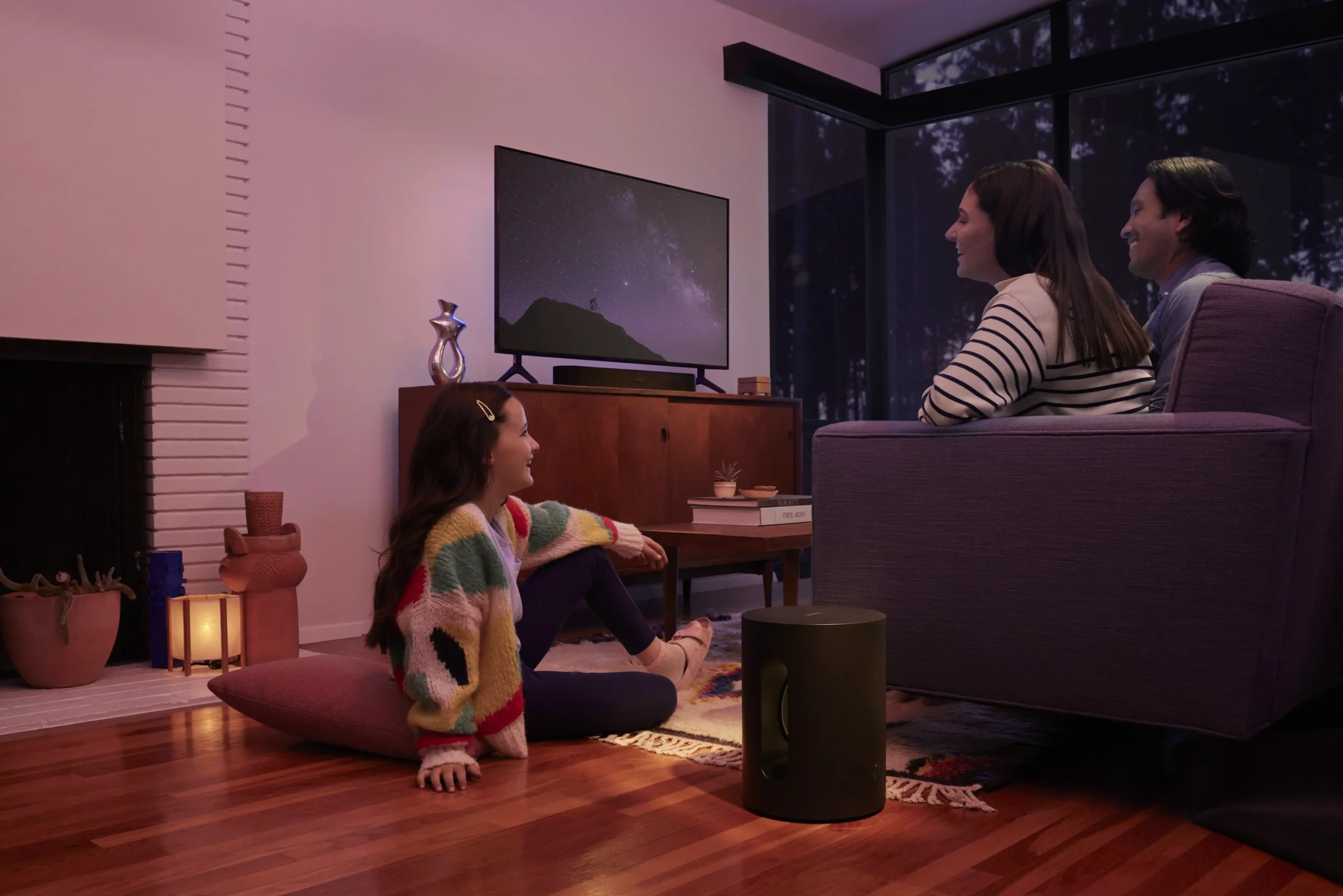 Sonos Sub Mini im Wohnzimmer mit einer Familie