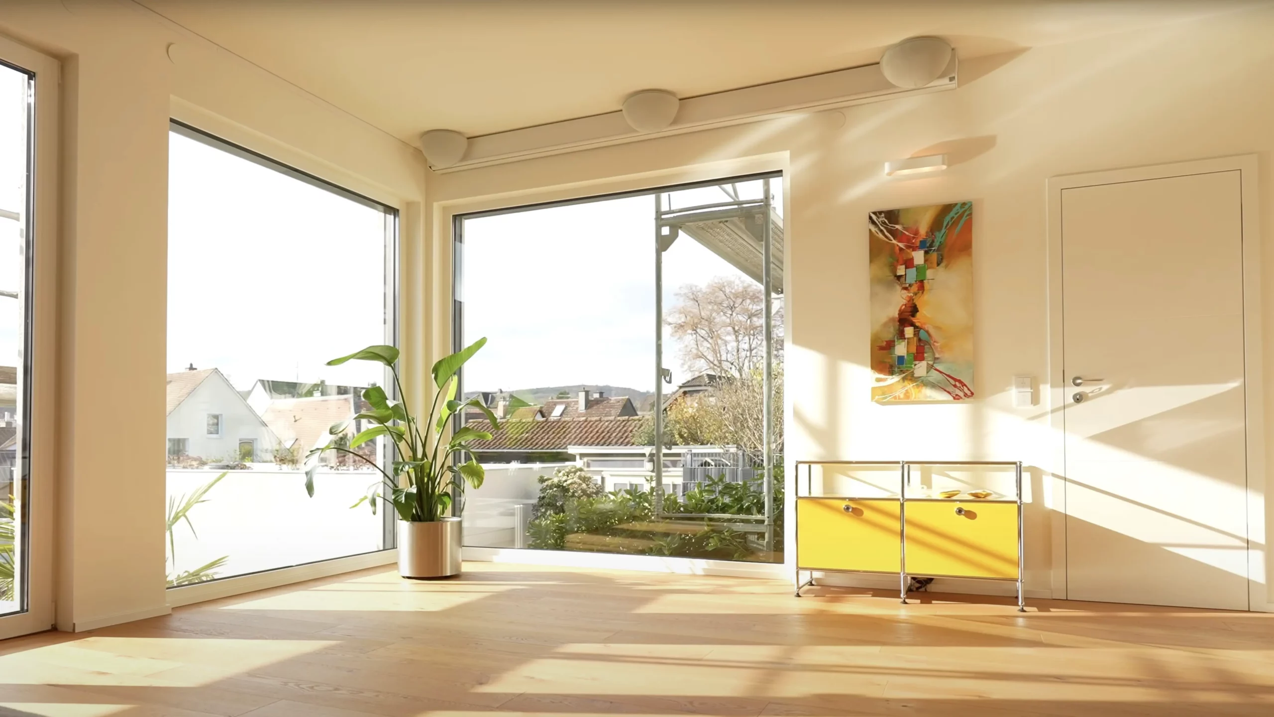 Modernes Wohnzimmer im skandinavischem Stil mit elegant integriertem Heimkino.