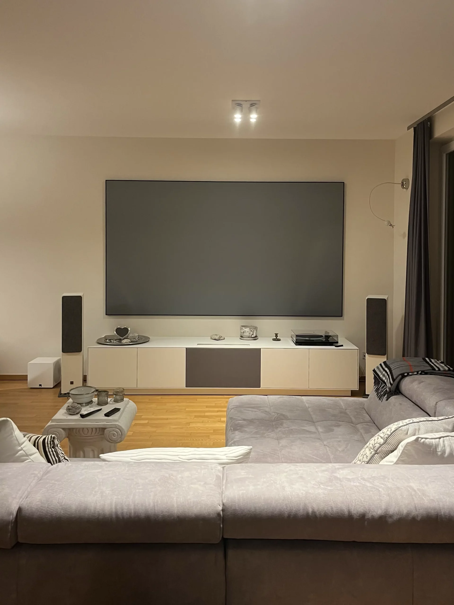 Maßgefertigtes Laser TV Lowbaord in hellem modernen Wohnzimmer.