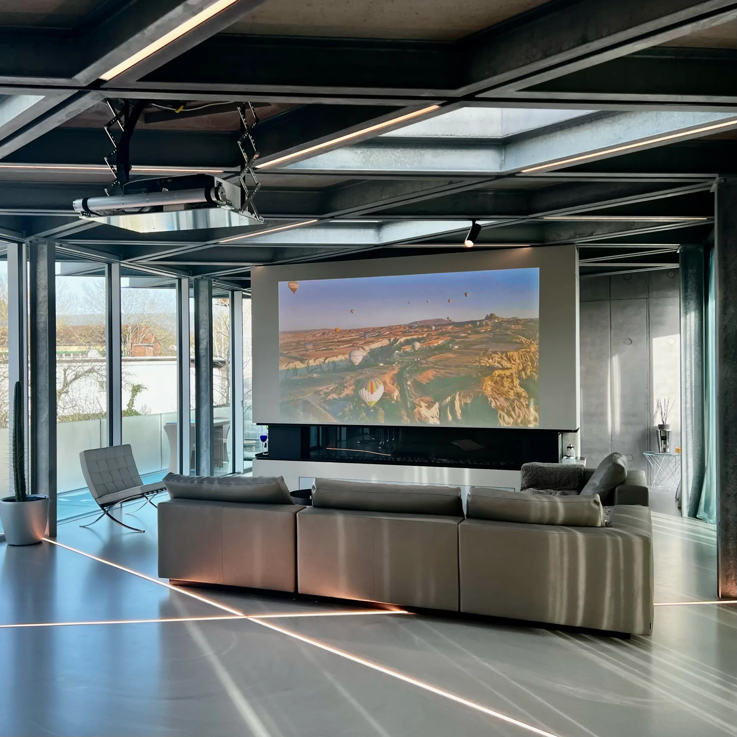 Ultra modernes Wohnzimmer im Industrial Style mit einem integrierten Heimkino aus der Feder des AVITECT Studio Luxemburg.
