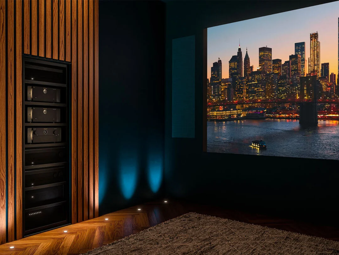 Der Marantz Cinema 30 steht in einer Heimkinosituation