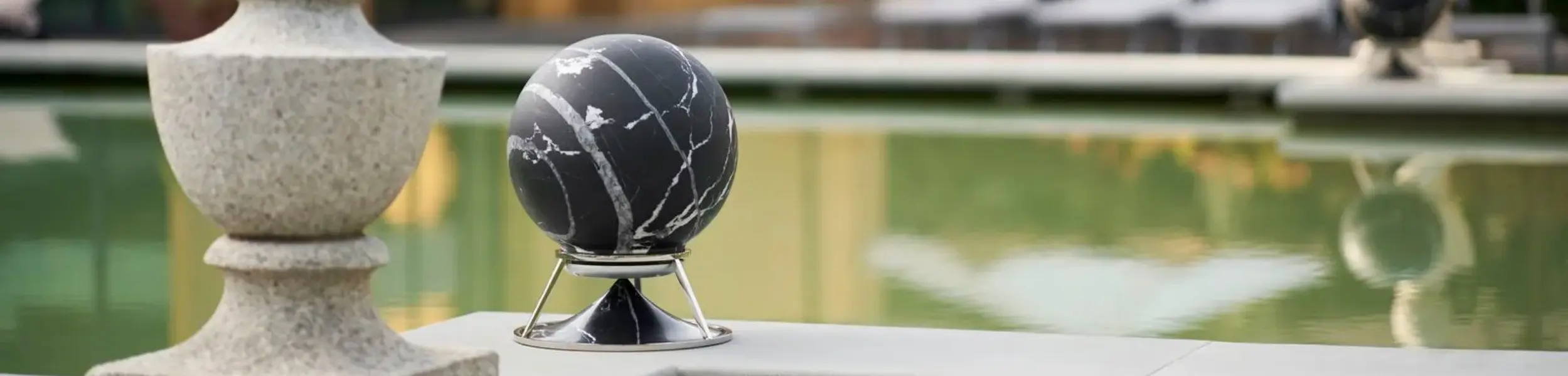 Design Gartenlautsprecher von Architettura Sonora. Abgebildet ist eine Sphere an einem Pool. Lautsprecher Außenbereich