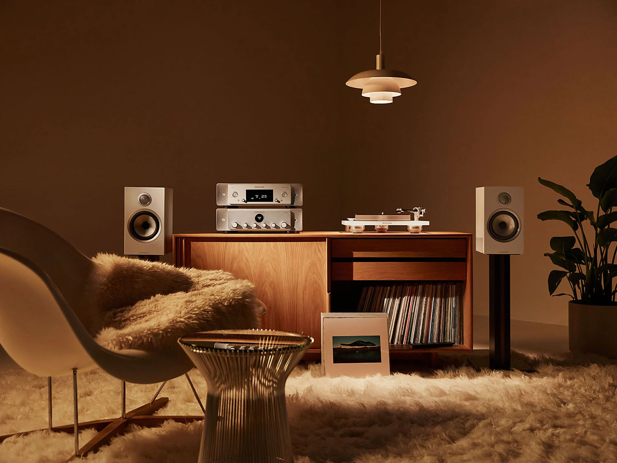 Das Bild zeigt den Marantz Model 30 zusammen mit Lautsprechern auf einem Regal in einem Wohnzimmer.