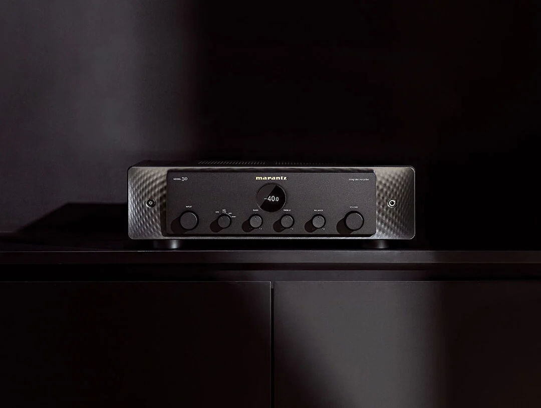 Das Bild zeigt den Marantz Model 30 in schwarz auf einem Regal.