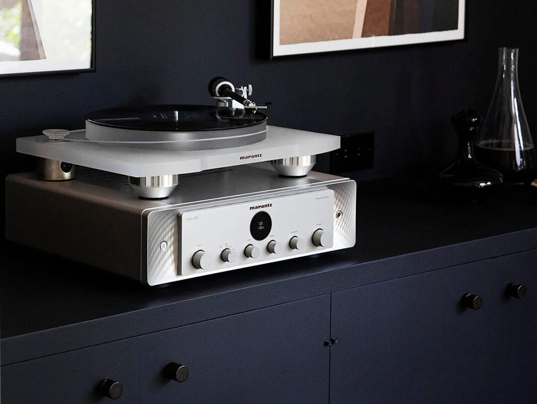 Das Bild zeigt den Marantz Model 30 in silber mit einem Plattenspieler in einer Wohnzimmersituation.