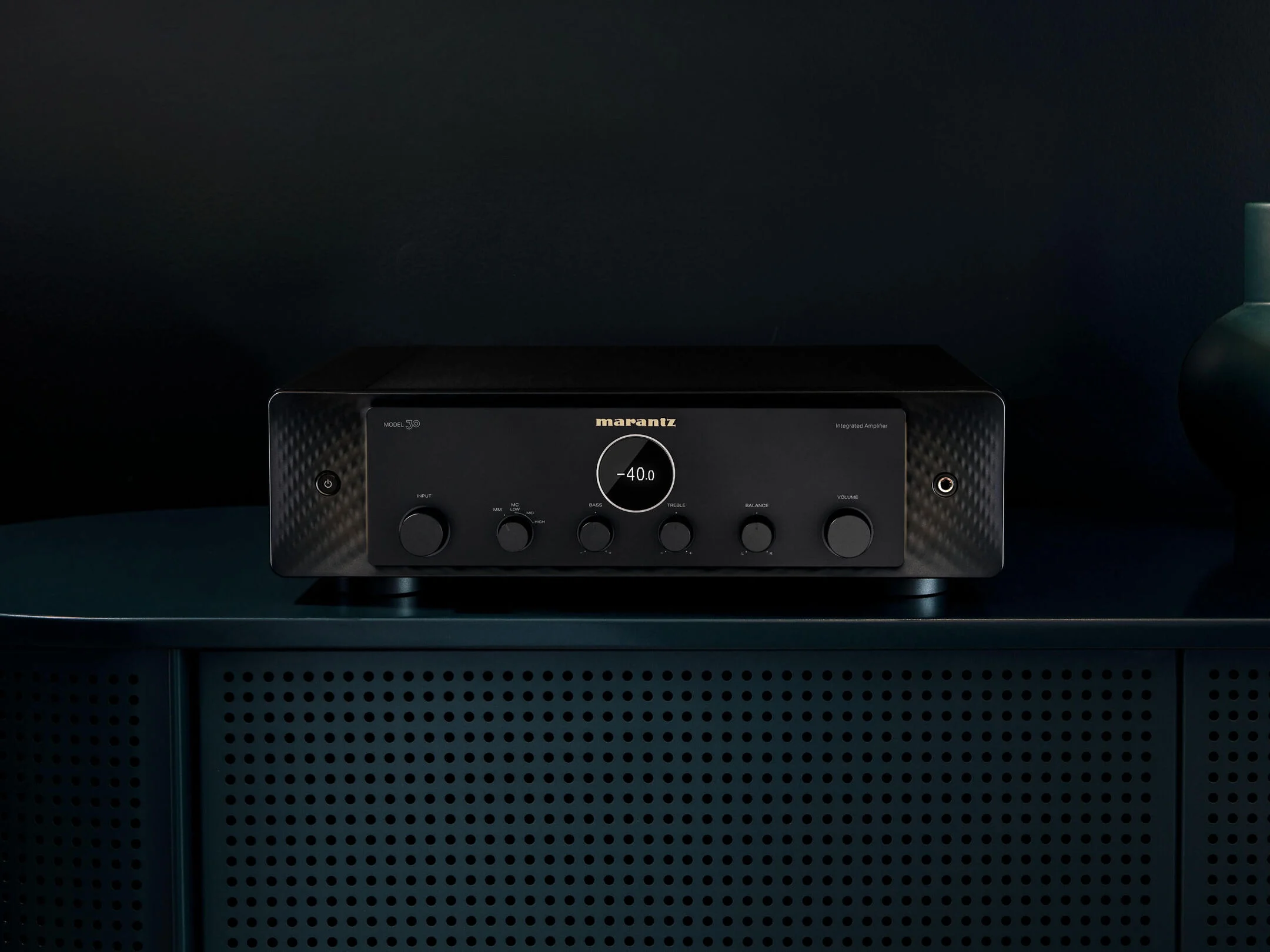Das Bild zeigt den Marantz Model 30 in Schwarz von vorne.