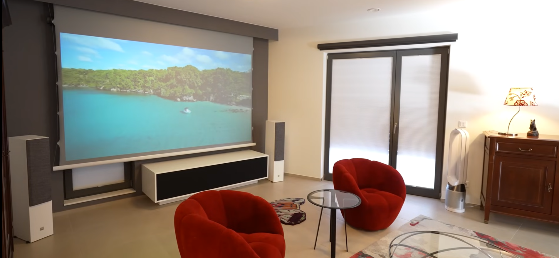 Das Bild zeigt die Radiance Leinwand in einem Wohnzimmer mit projiziertem Bild.