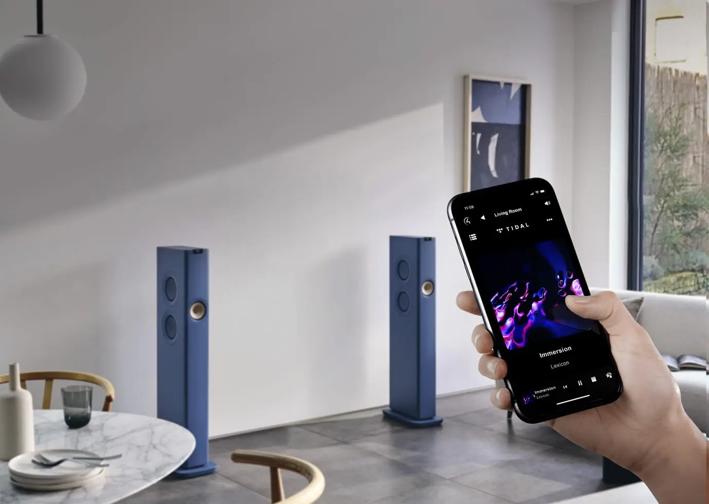 Kef LS60 Wireless aktiver Standlautsprecher im Wohnzimmer mit handy