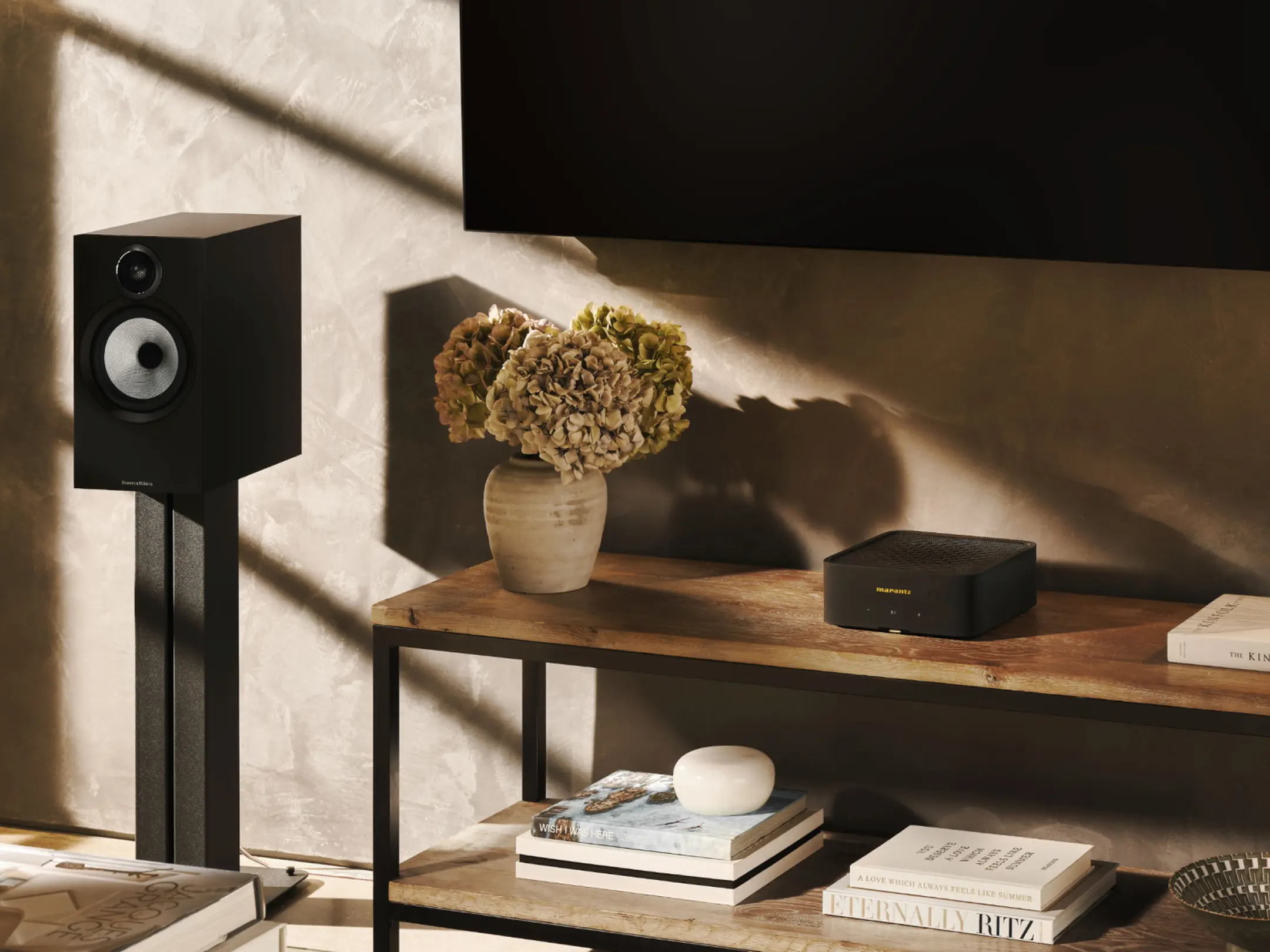 Marantz Model M1 Streaming Verstärker im Wohnzimmer mit Lautsprechern