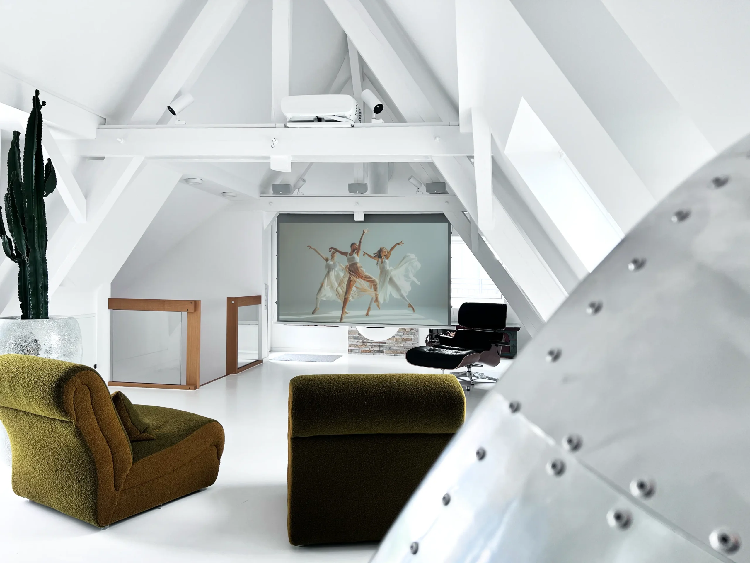 Modernes Penthouse mit maßgeschneiderter Heimkino Installation im Wohnzimmer.