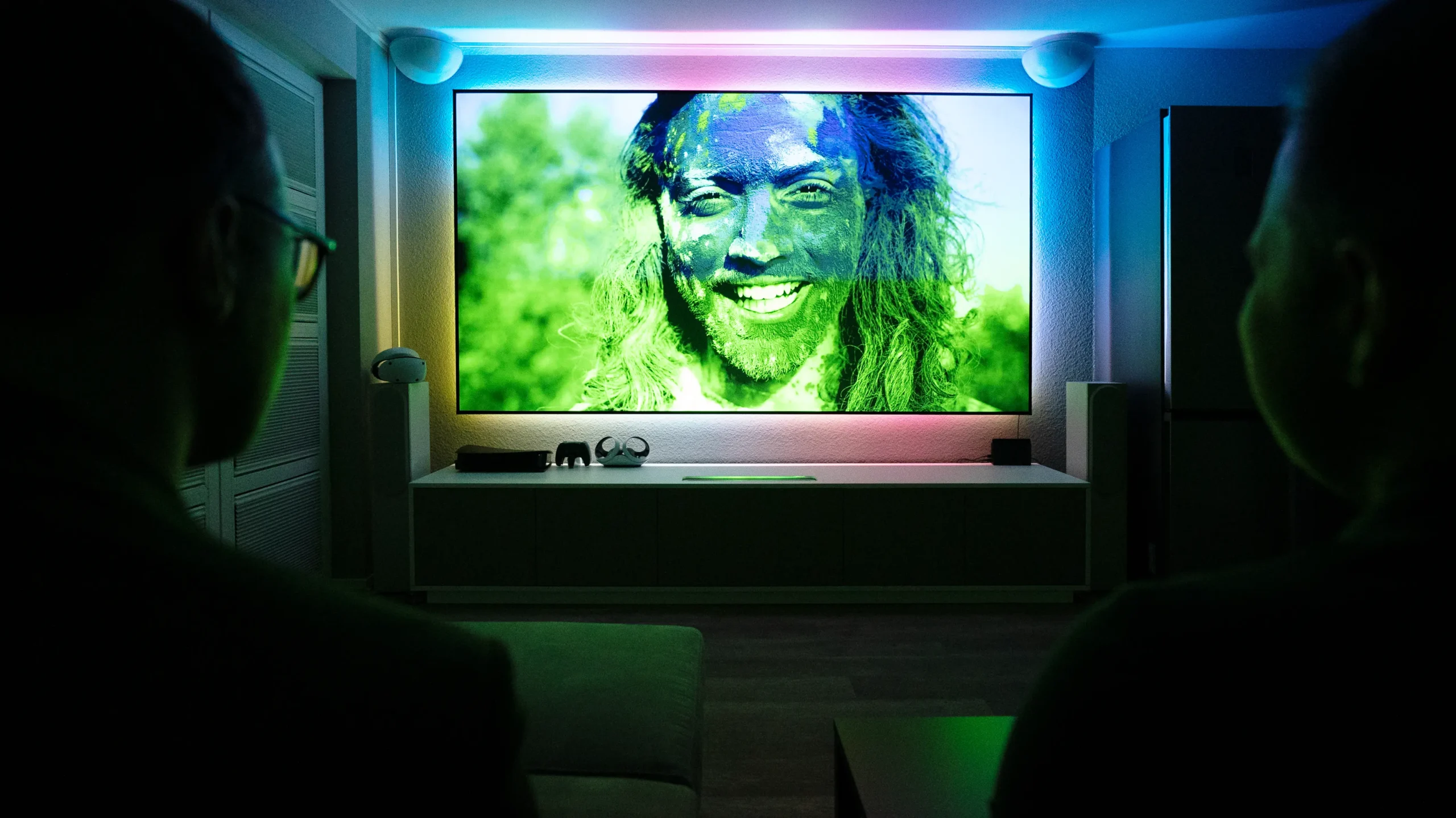 Heimkino im Wohnzimmer mit LG Vivo Max Laser TV in Lowboard verbaut, 120 Zoll CLR Leinwand mit Ambientbeleuchtung und Auro3D Soundsystem