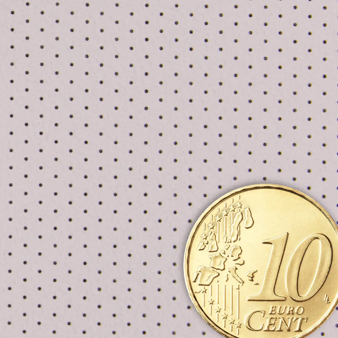 Screenline mikroperforiertes akustisch transparentes Leinwand Tuch in der Nahaufnahme mit einem 10 Cent Stück als Größenreferenz.