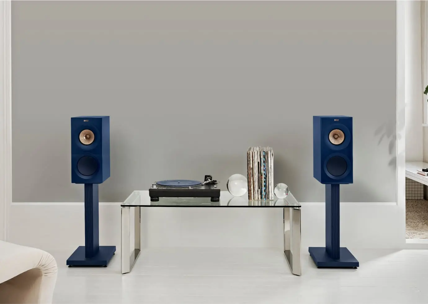 KEF S3 mit R3 in Indigo im Wohnzimmer