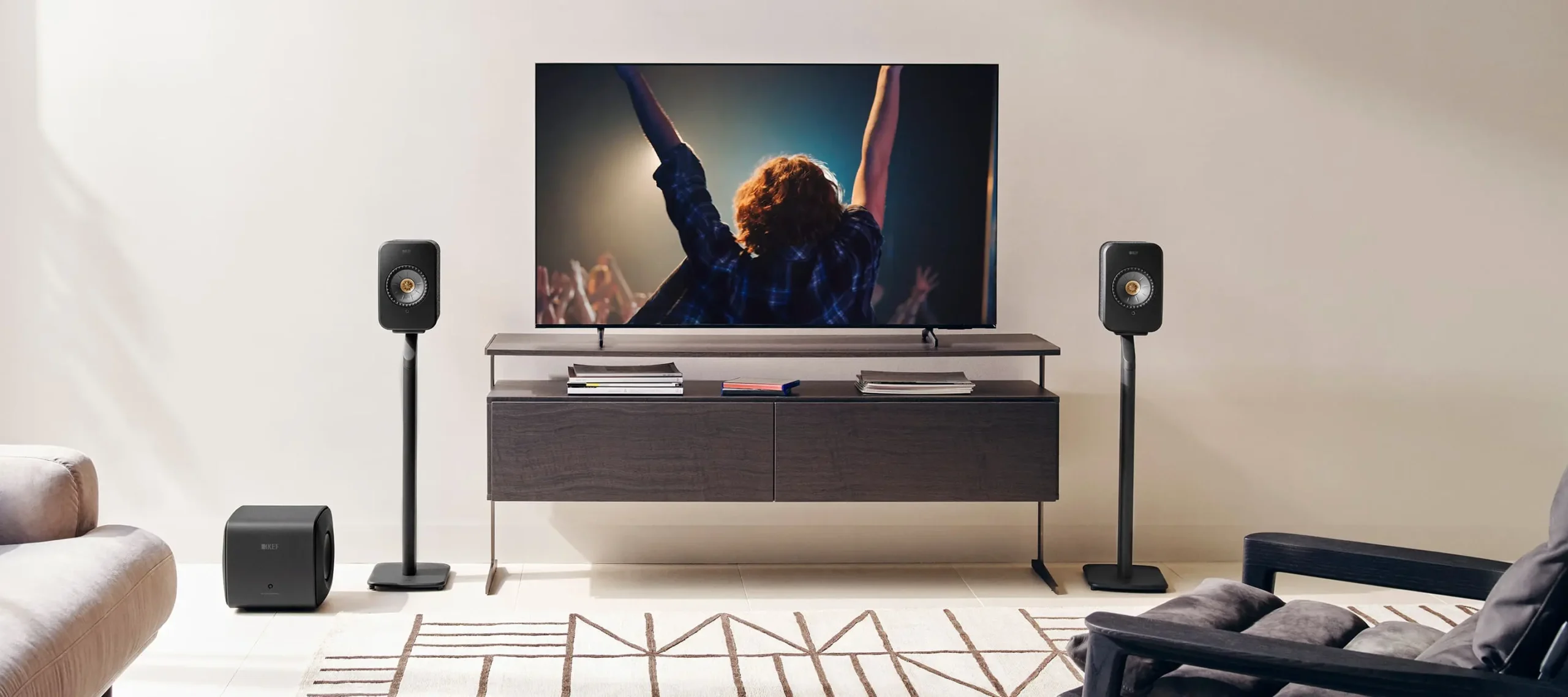 kef lsx ii auf dem Ständer mit subwoofer und tv