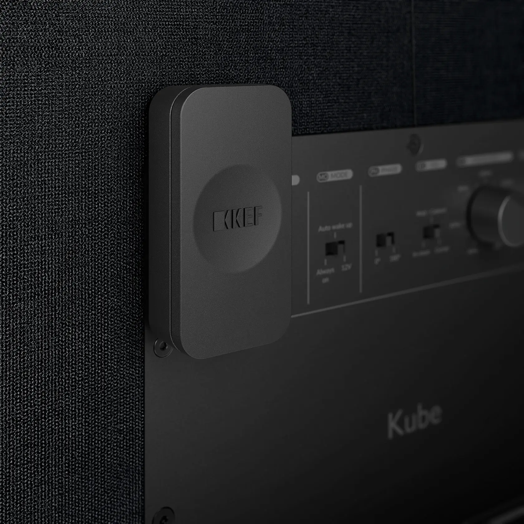 KEF KUBE Subwoofer mit KW1 Modul von hinten