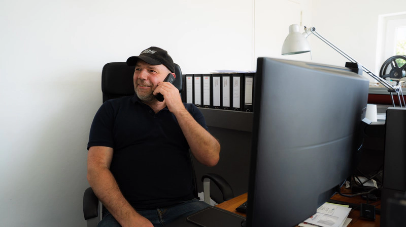 Jürgen Böttcher vom AVITECT Studio Osnabrück bei einer telefonischen Beratung eines Heimkino Interessenten.