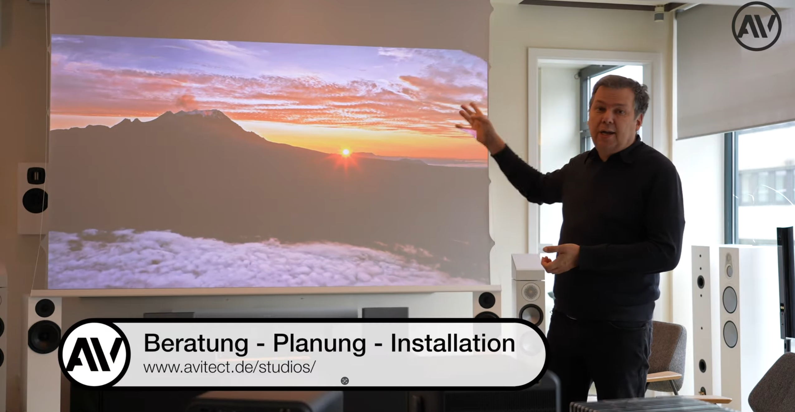 Das Bild ist das Titelbild zum YouTube Video der Avitects über verschiedene Leinwände