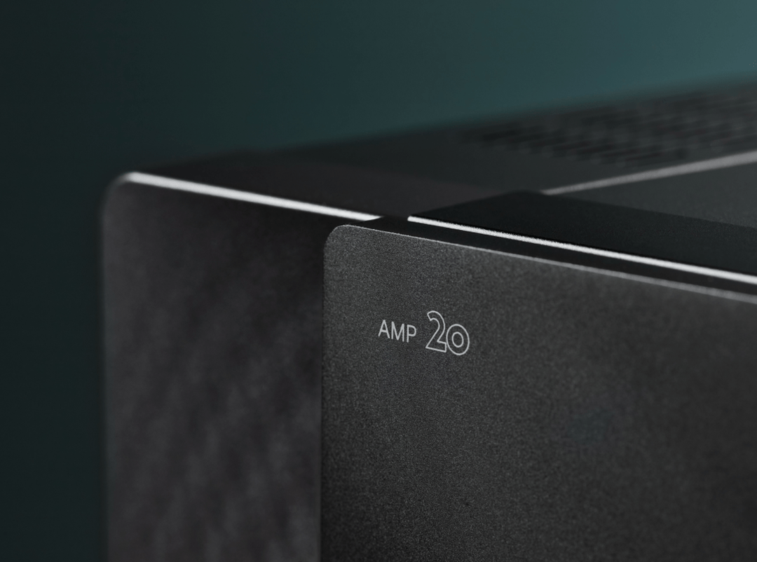 Das Bild zeigt die linke obere Ecke des Marantz AMP20 in Schwarz
