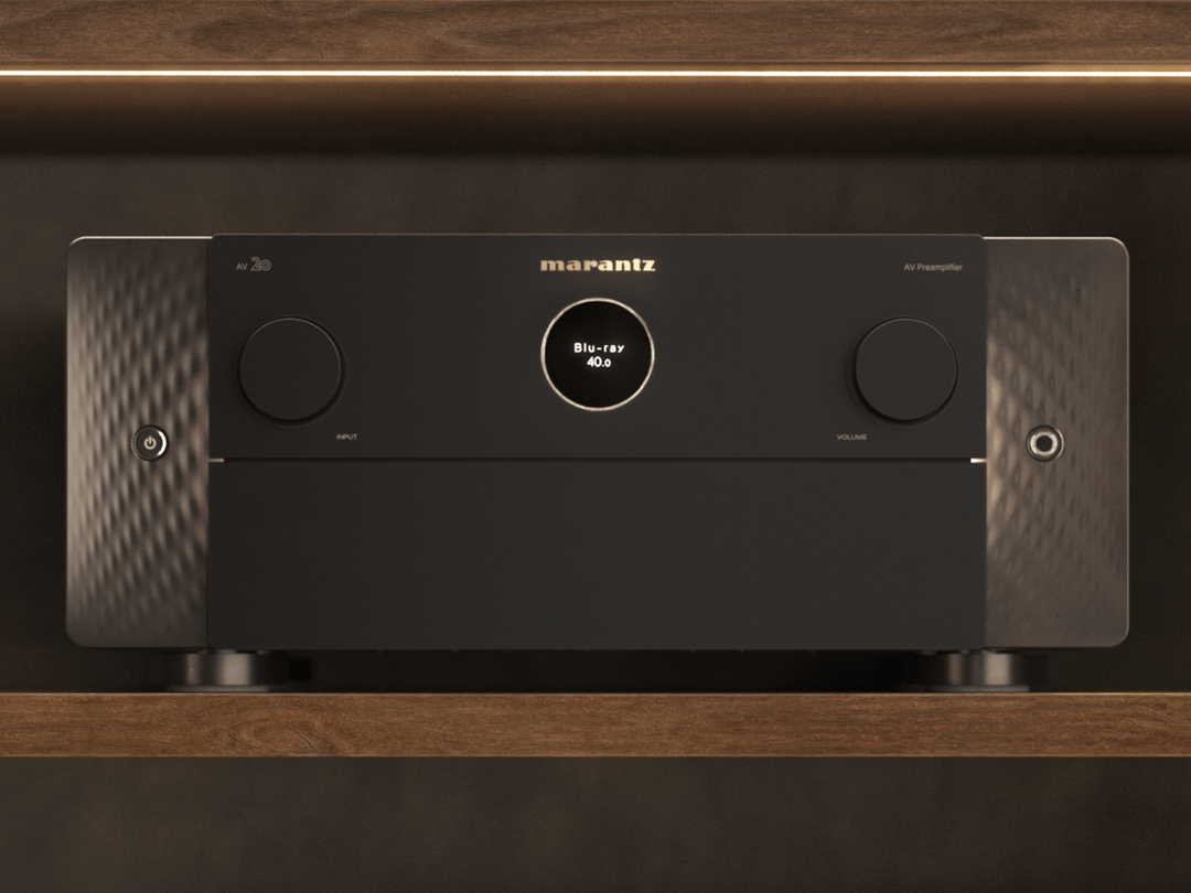 Das Bild zeigt den Marantz AV 20 in einem Holzregal