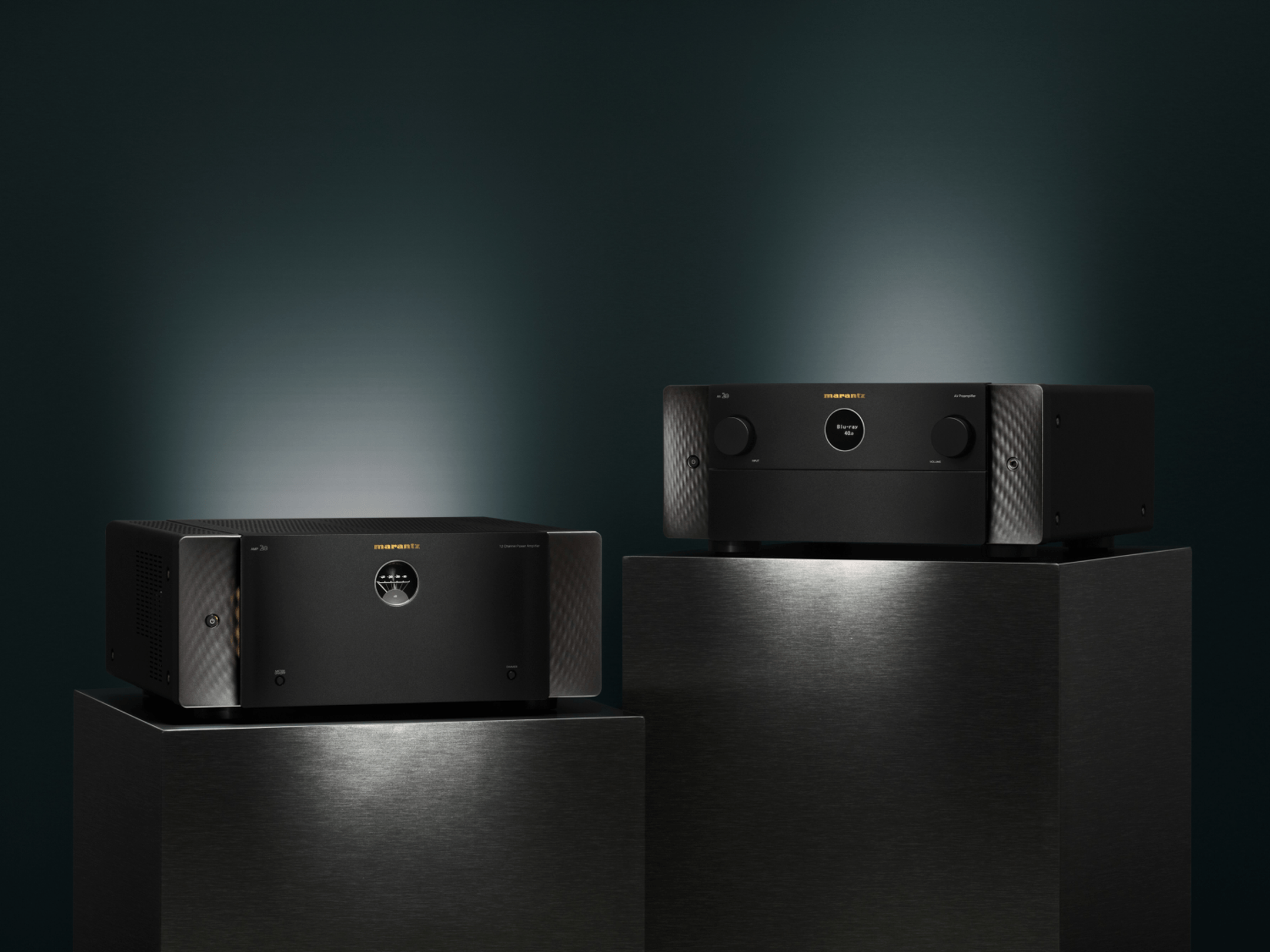 Das Bild zeigt den Marantz AMP 20 von vorne vor einem dunklen Hintergrund.