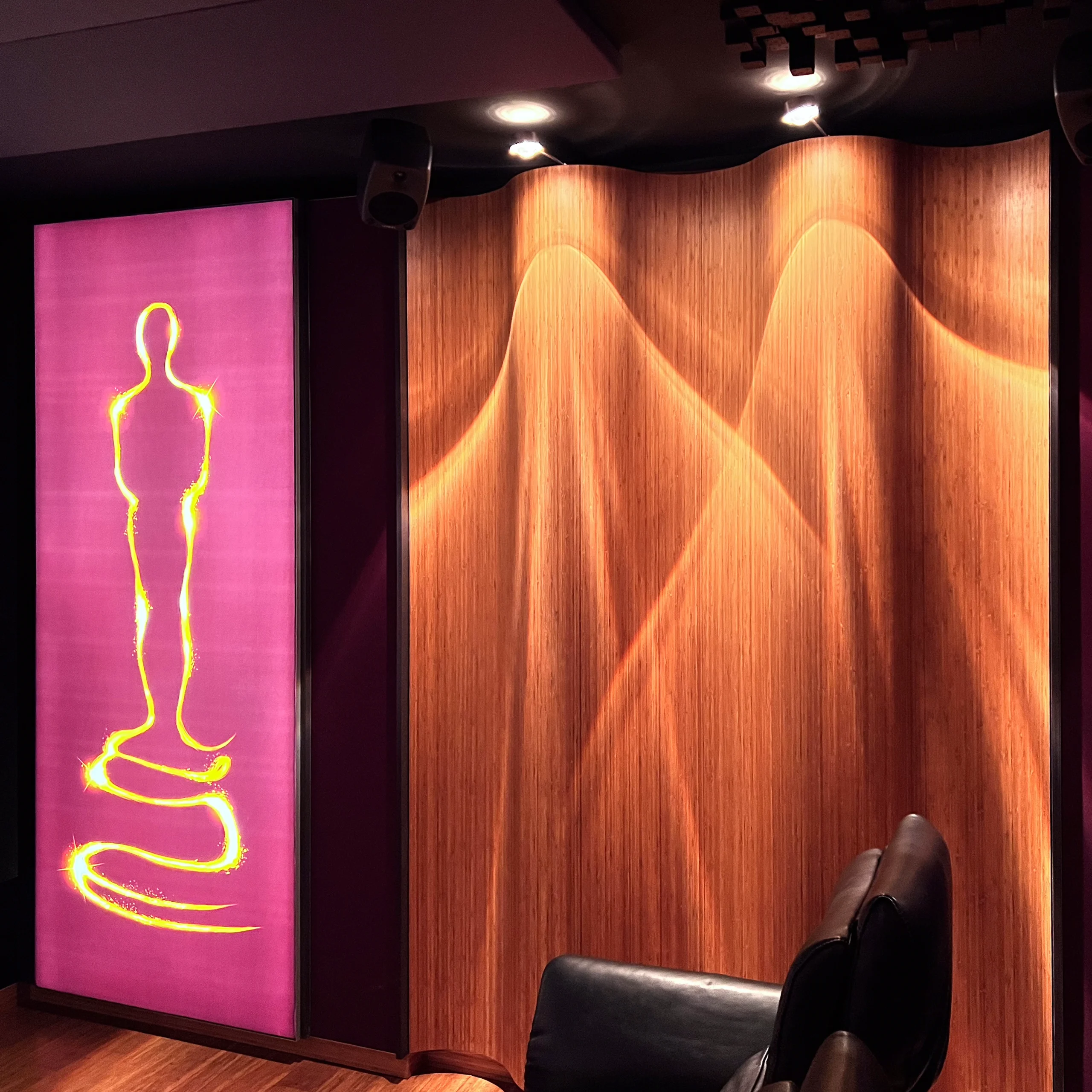 Aufwendiges Design Heimkino vom AVITECT Studio Bochum mit geschwungenen Elementen aus Bambusholz.
