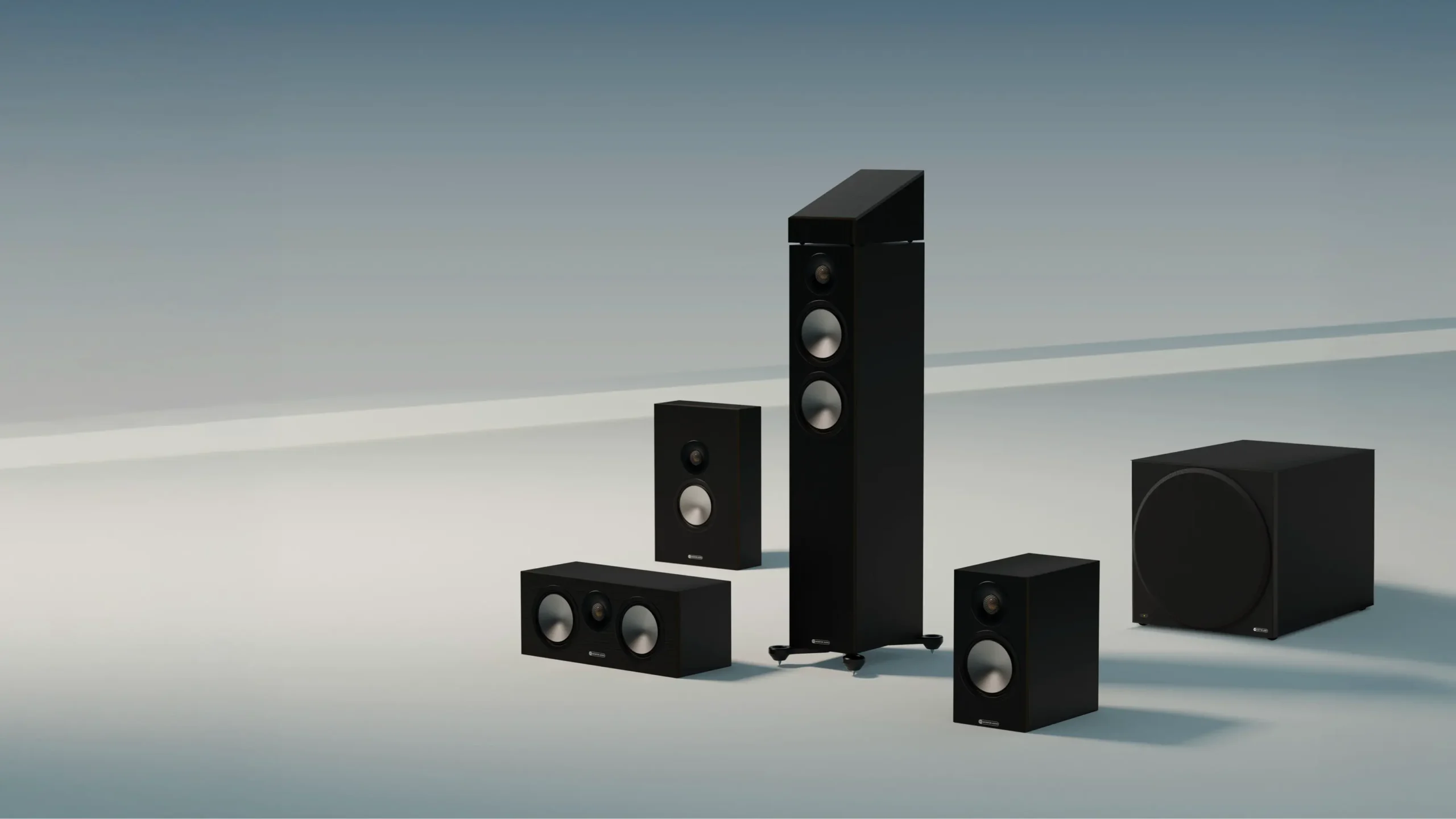 Monitor Audio Bronze 7g cinema set mit antra w10 in schwarz Serienüberblick von vorne auf weiß blauem Hintergrund