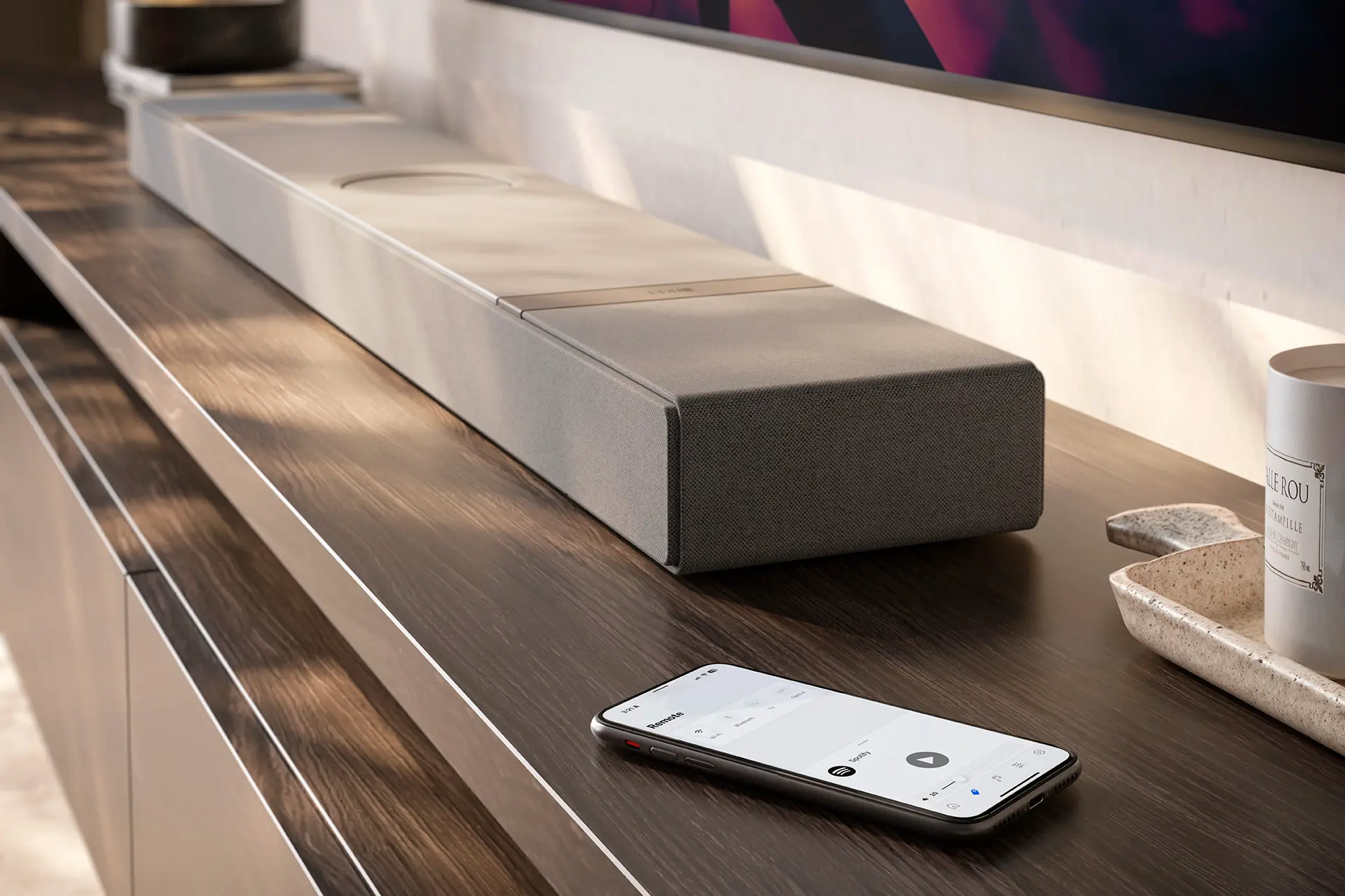 Die KEF XIO kann einfach per App bedient werden.