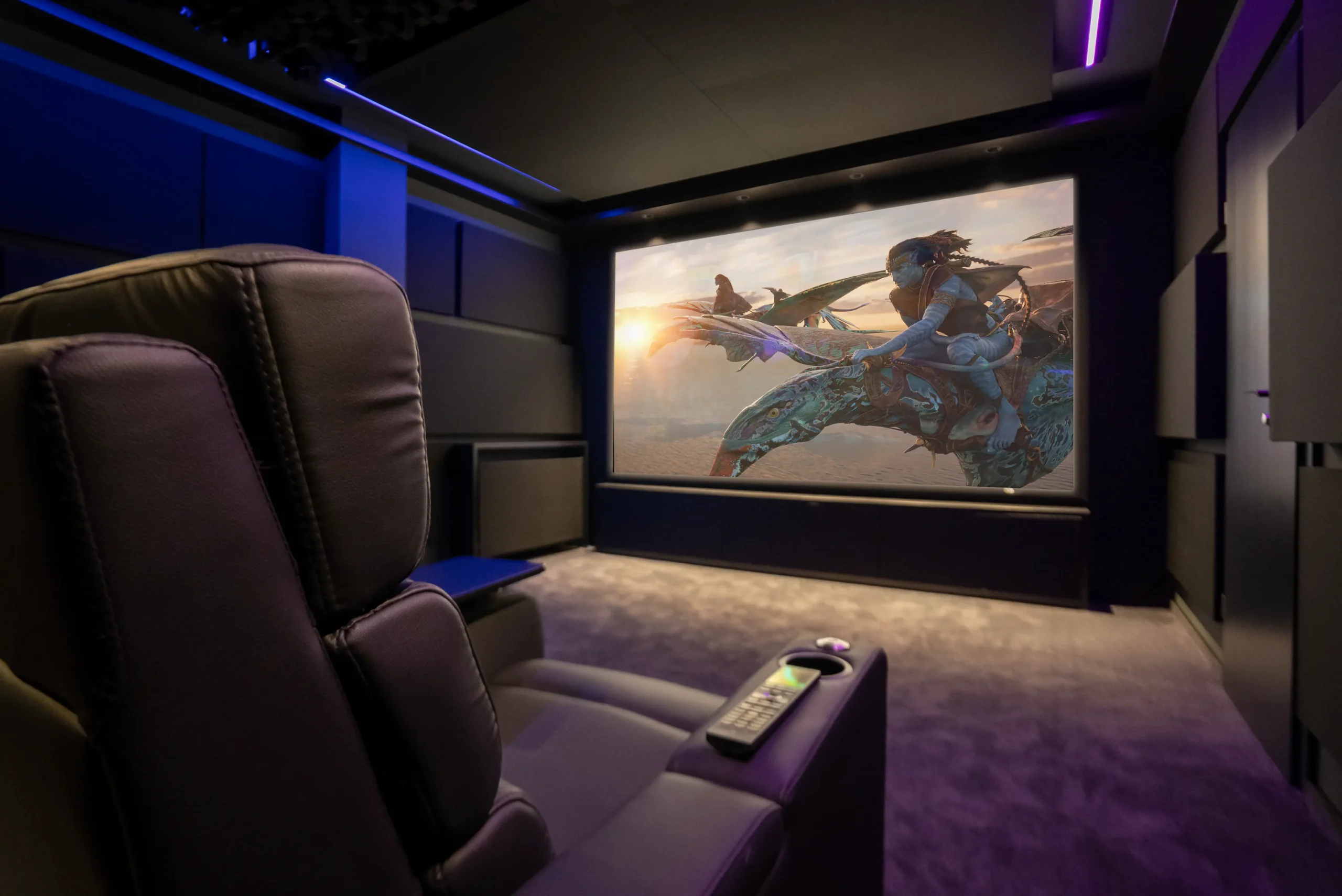 High-End Heimkino mit CINEA-Kinosesseln und großformatiger Projektion auf akustisch transparente Leinwand realisiert vom AVITECT Studio Bochum