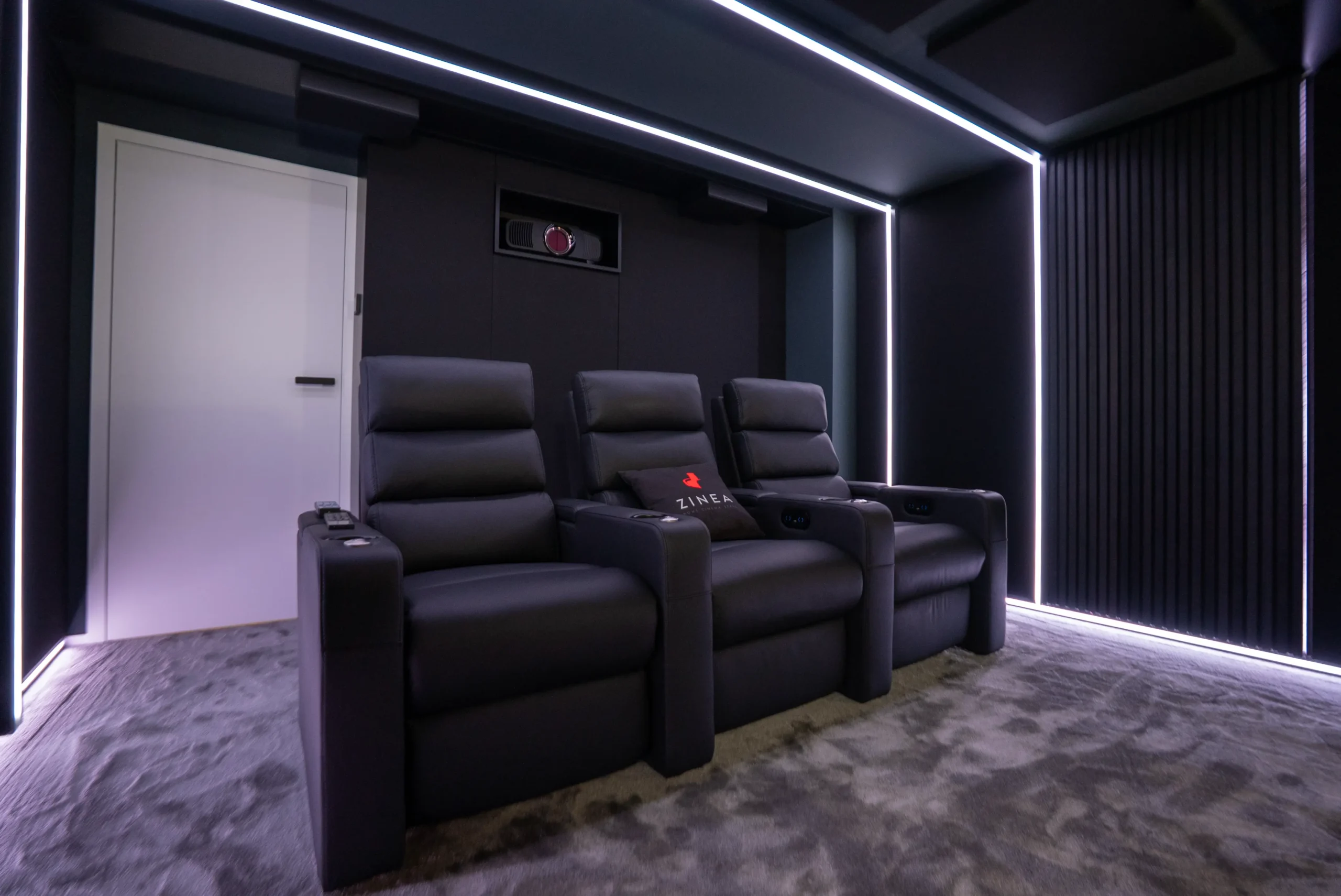 Zinea Heimkino-Sessel im Black Cinema mit LED-Beleuchtung und Akustikmodulen, umgesetzt vom AVITECT Studio Bochum.