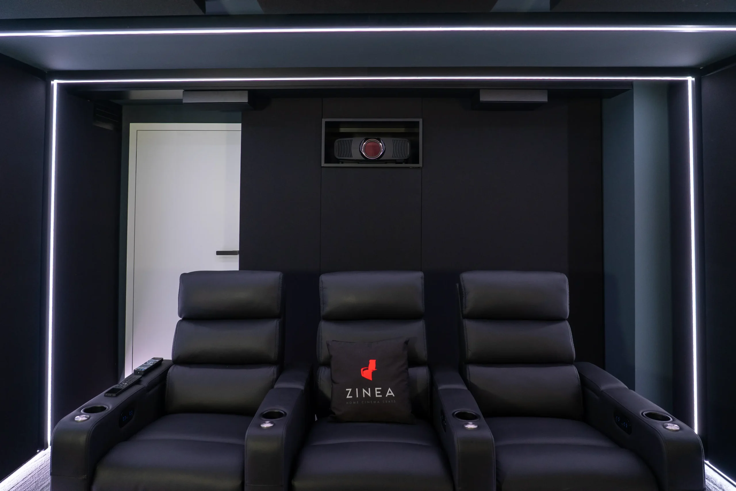 Rückseite des Black Cinema Heimkinos mit Zinea Sesseln, Beamerintegration und LED-Design – AVITECT Studio Bochum.
