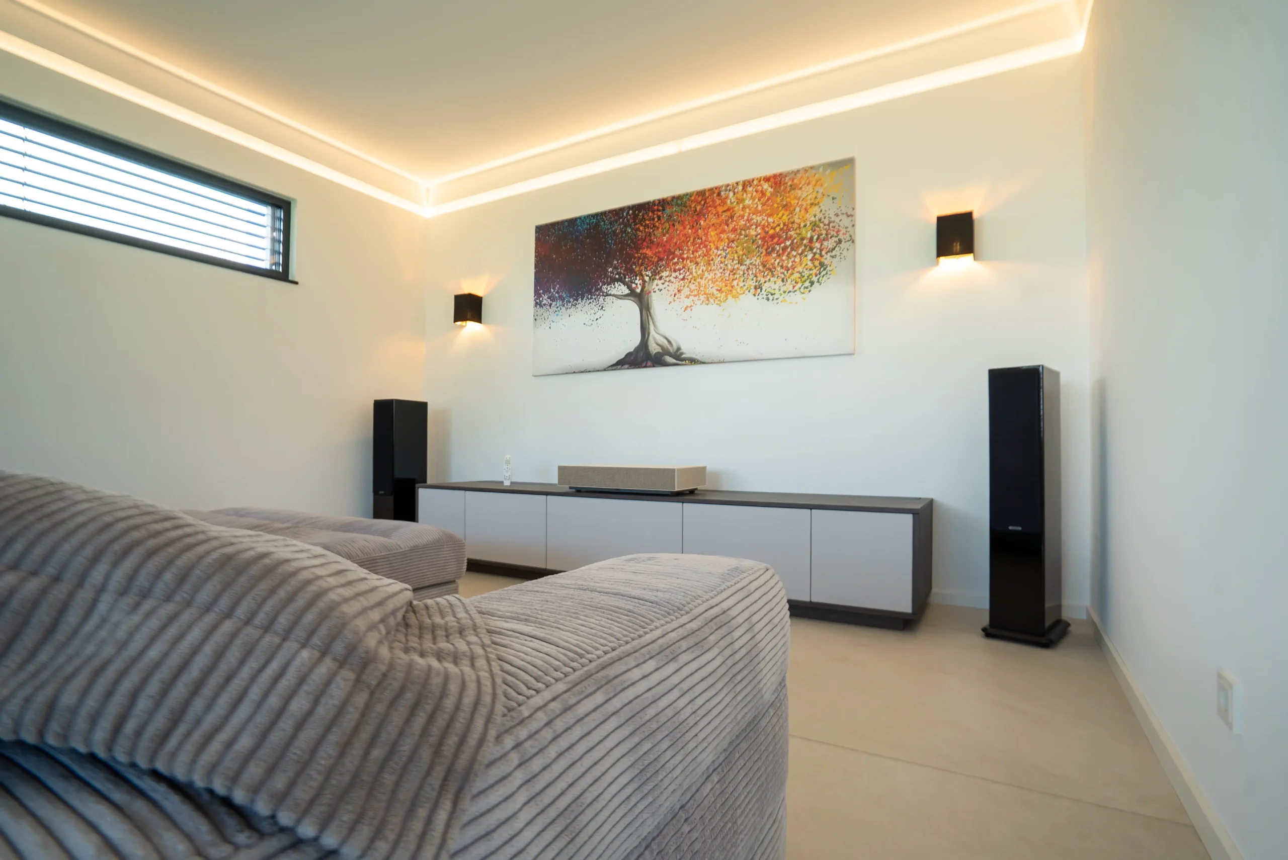 Wohnraumanansicht mit maßgefertigtem Möbel und großformatigem Wandbild, AVITECT Studio Rhein-Main