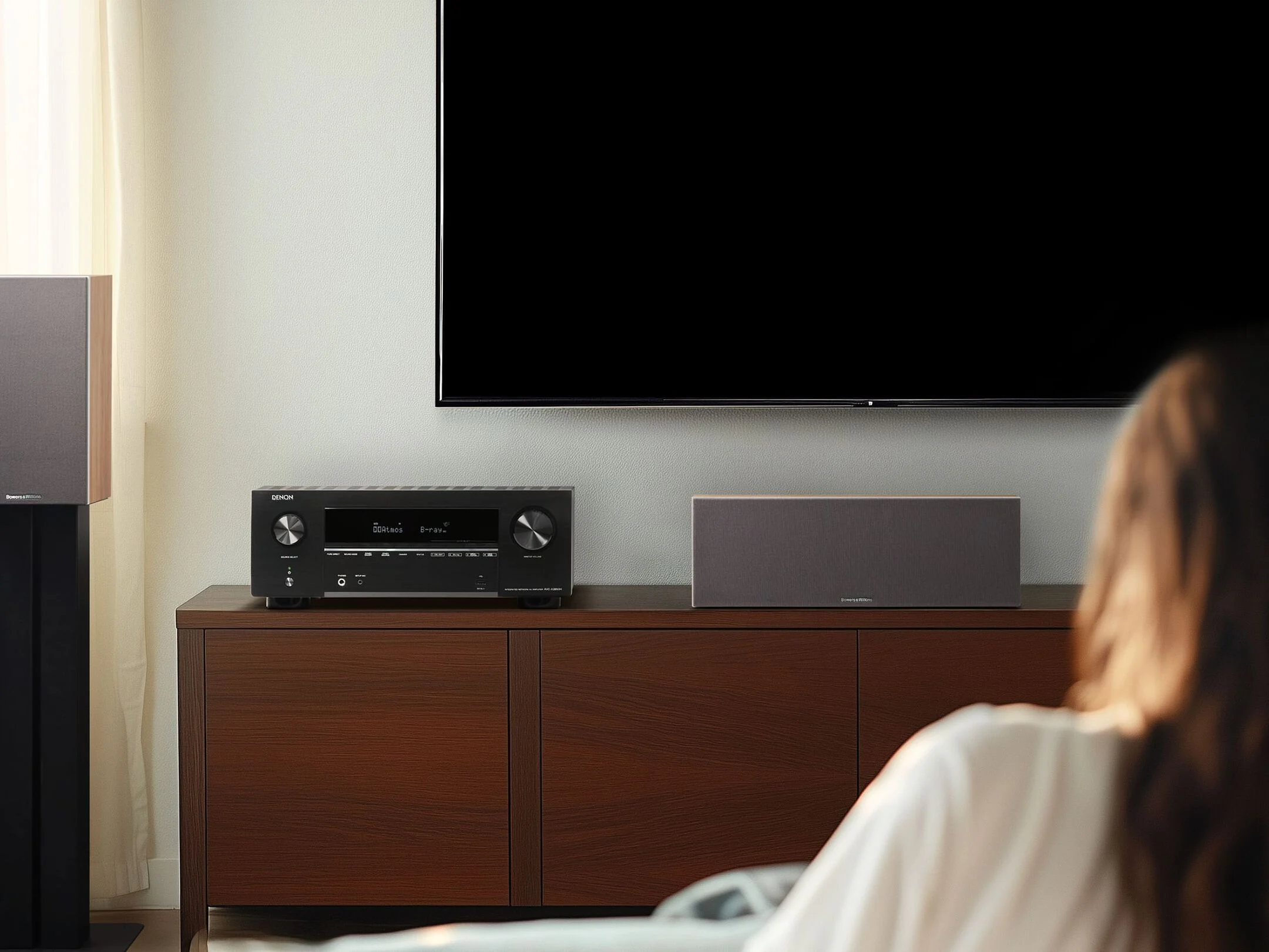 Das Bild zeigt den Denon AVR-X2850H von vorne in einem Wohnzimmer.