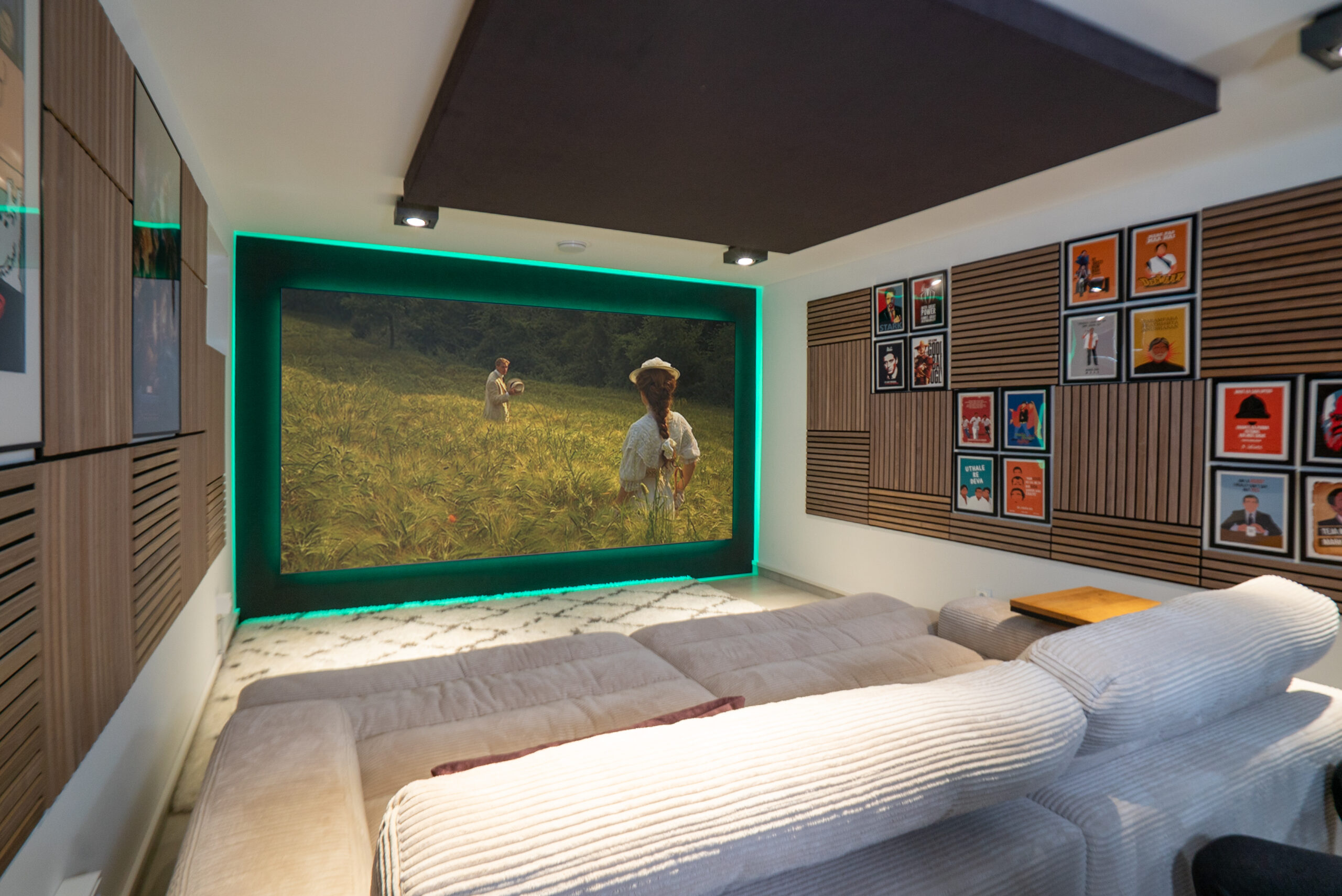 Heimkino mit 3-Meter-Leinwand und Filmszene – eindrucksvolle Installation vom AVITECT Studio Rhein-Main, trotz heller Raumgestaltung.