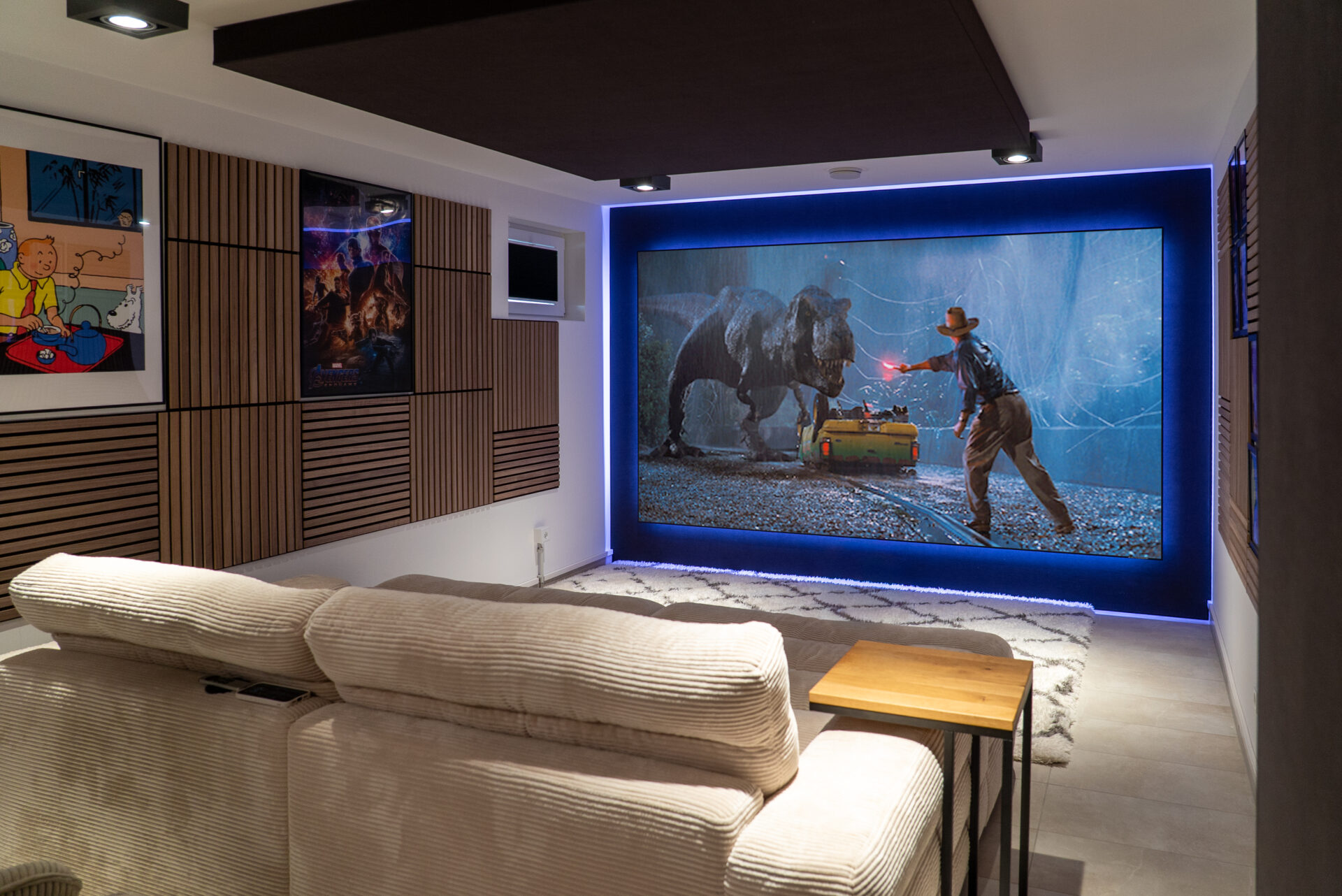 Große akustisch transparente Kontrastleinwand mit laufender Filmszene – Heimkino realisiert vom AVITECT Studio Rhein-Main.