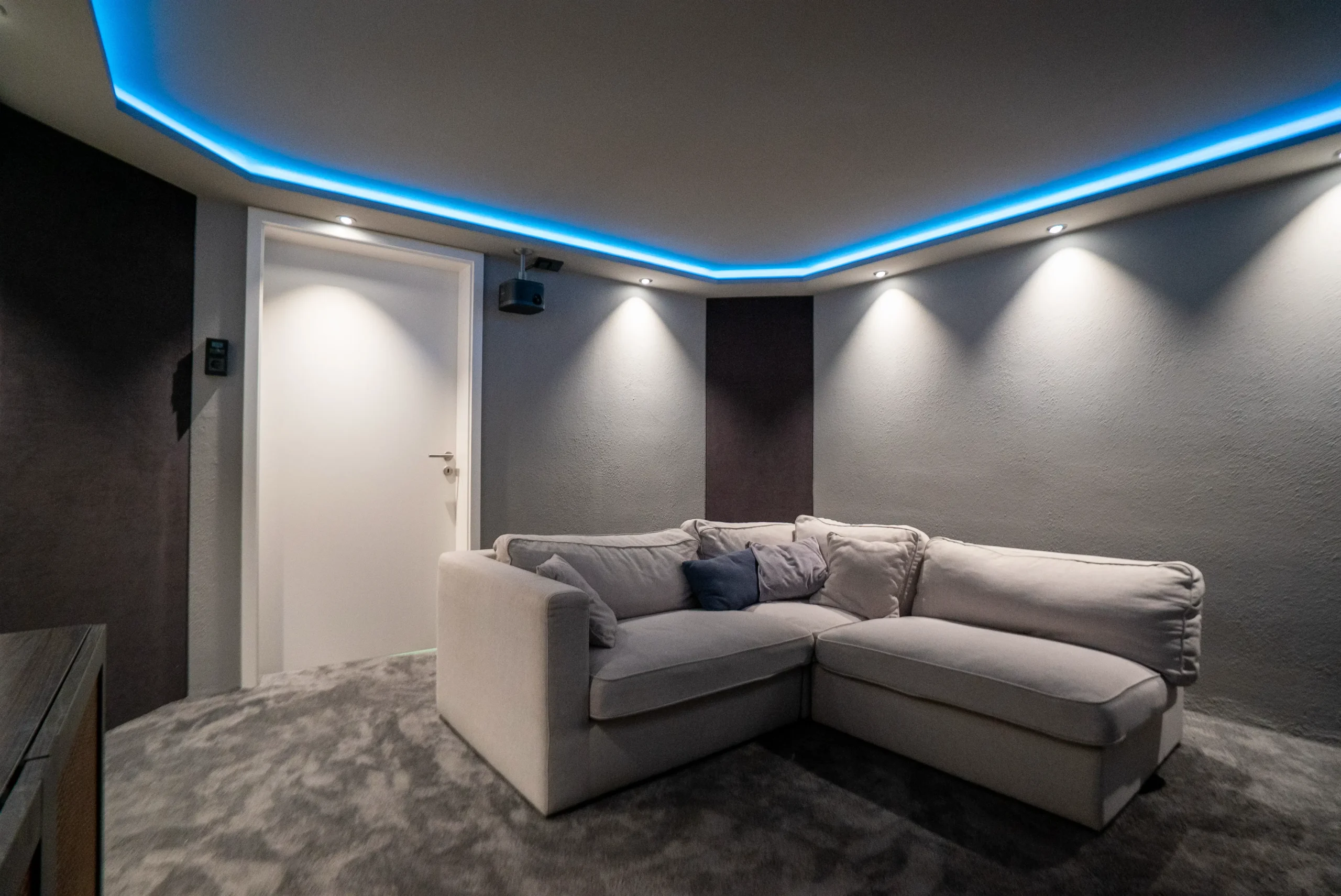 Heimkino im Keller mit Beamer an der Rückwand, akustisch optimierten Wänden und LED-Deckenvoute – Black Cinema geplant von AVITECT Rhein-Main.