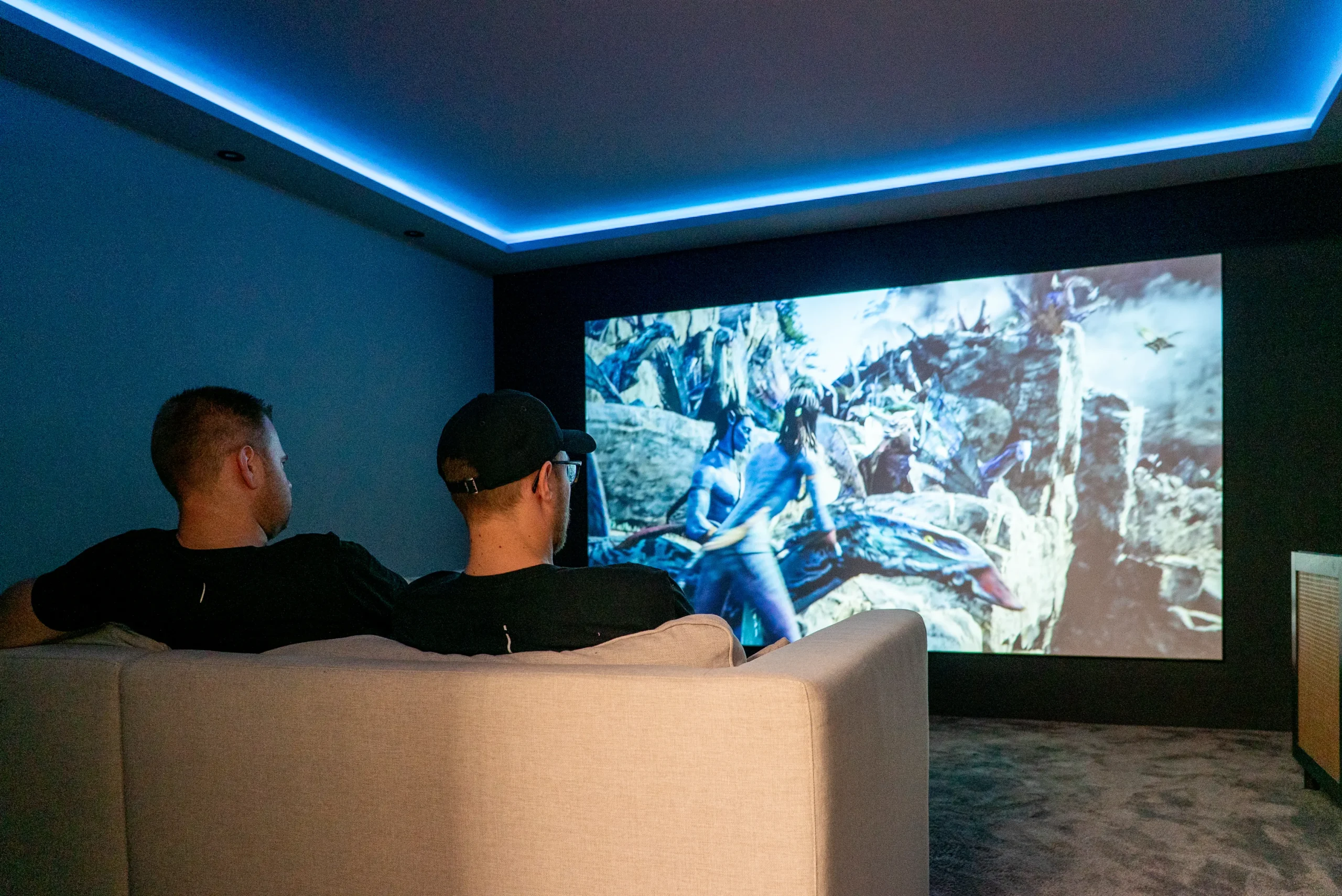 Black Cinema Heimkino mit immersivem Sound und beeindruckendem Bild – AVITECT Rhein-Main zeigt Kino-Feeling im Keller.