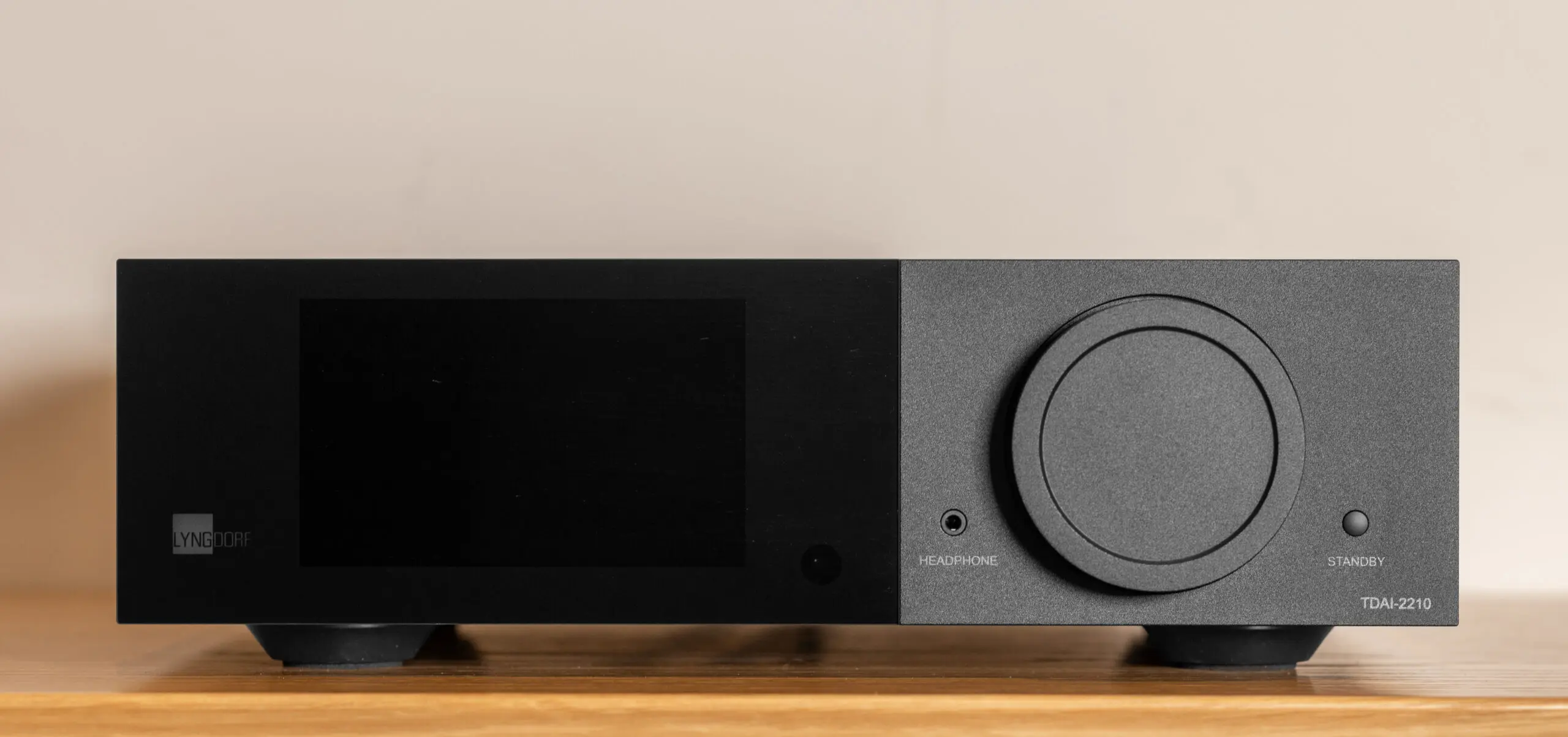 lyngdorf Tdai 2210 high end streaming verstärker von vorne Display aus und auf dem Schrank