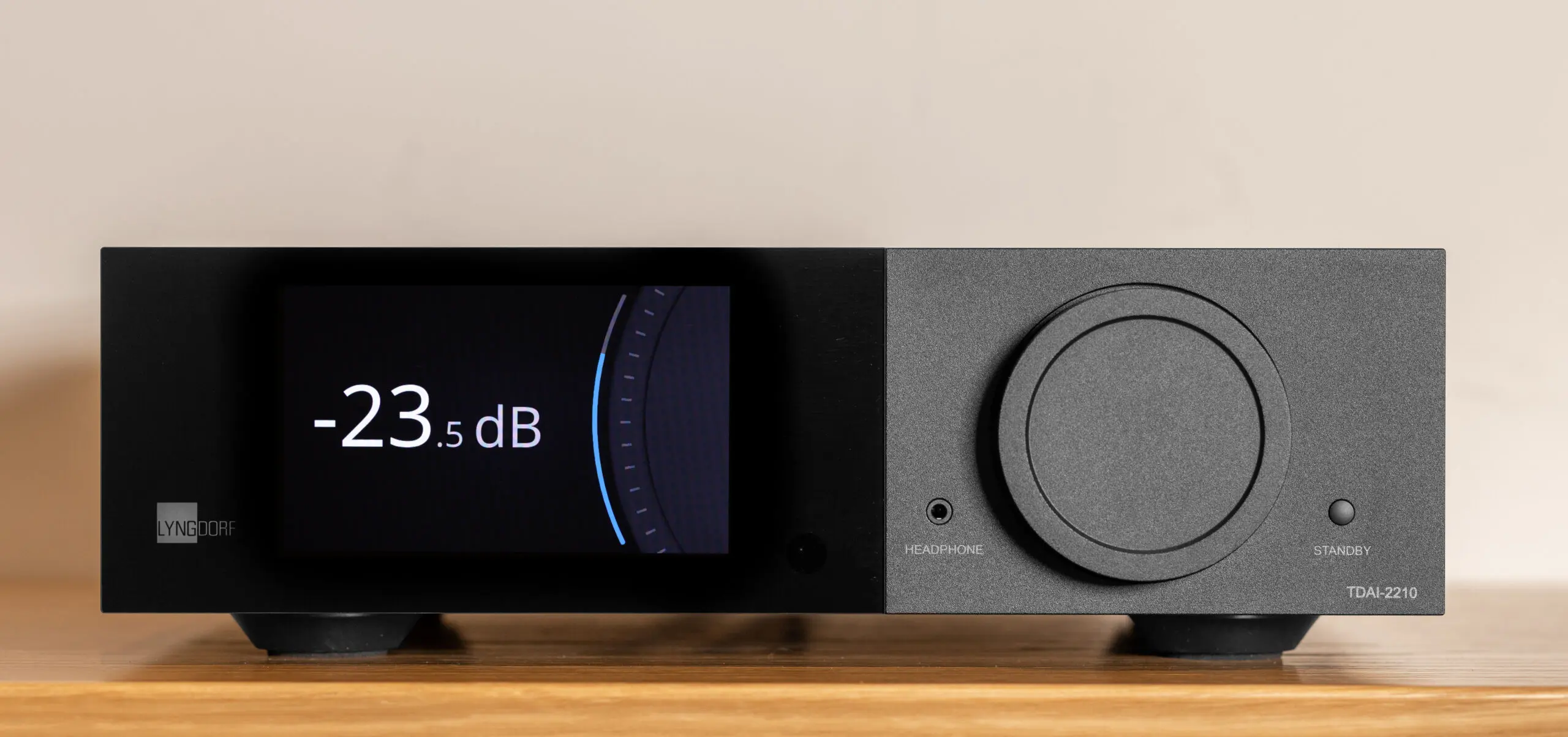 lyngdorf Tdai 2210 high end streaming verstärker von vorne
