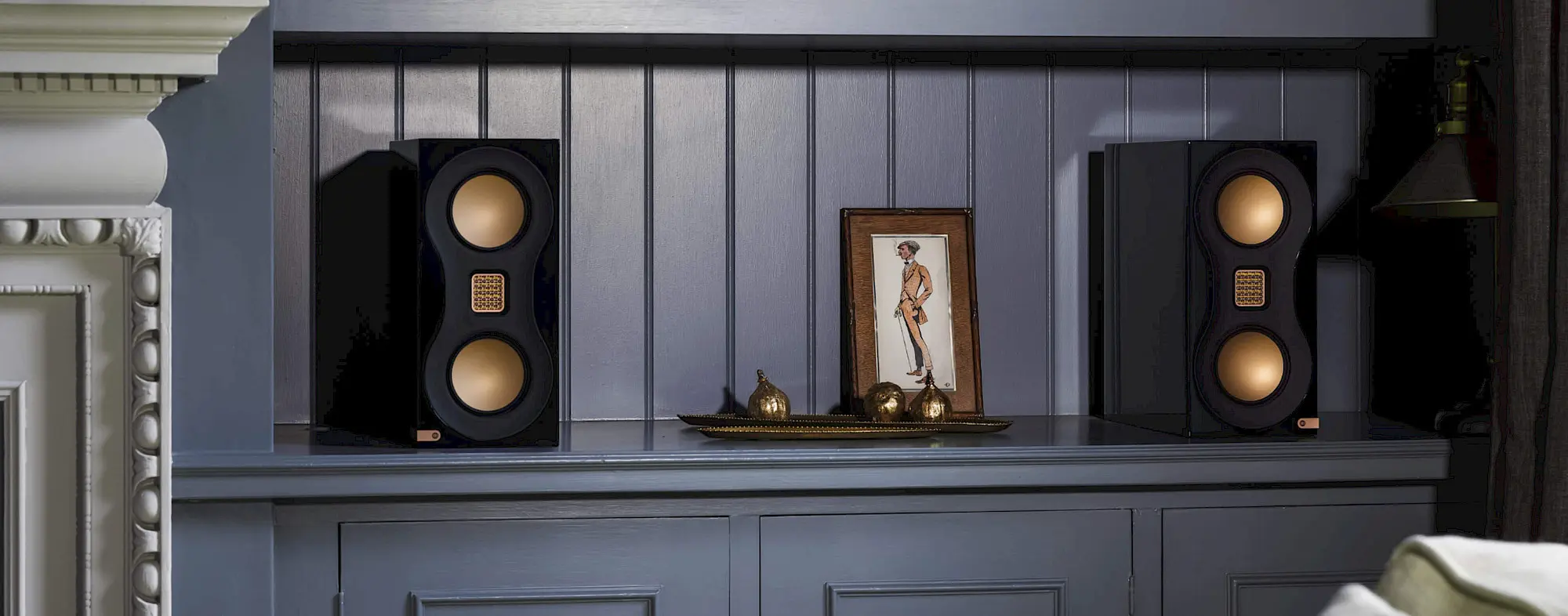 Monitor Audio Studio 89 Paar schwarz auf dem schrank