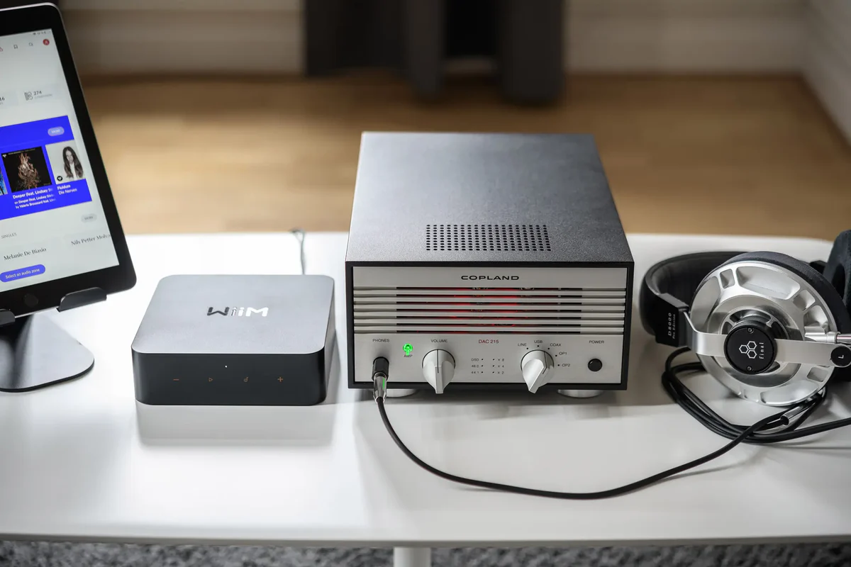 Das Bild zeigt den WiiM Pro von vorne in einem Audio Setup