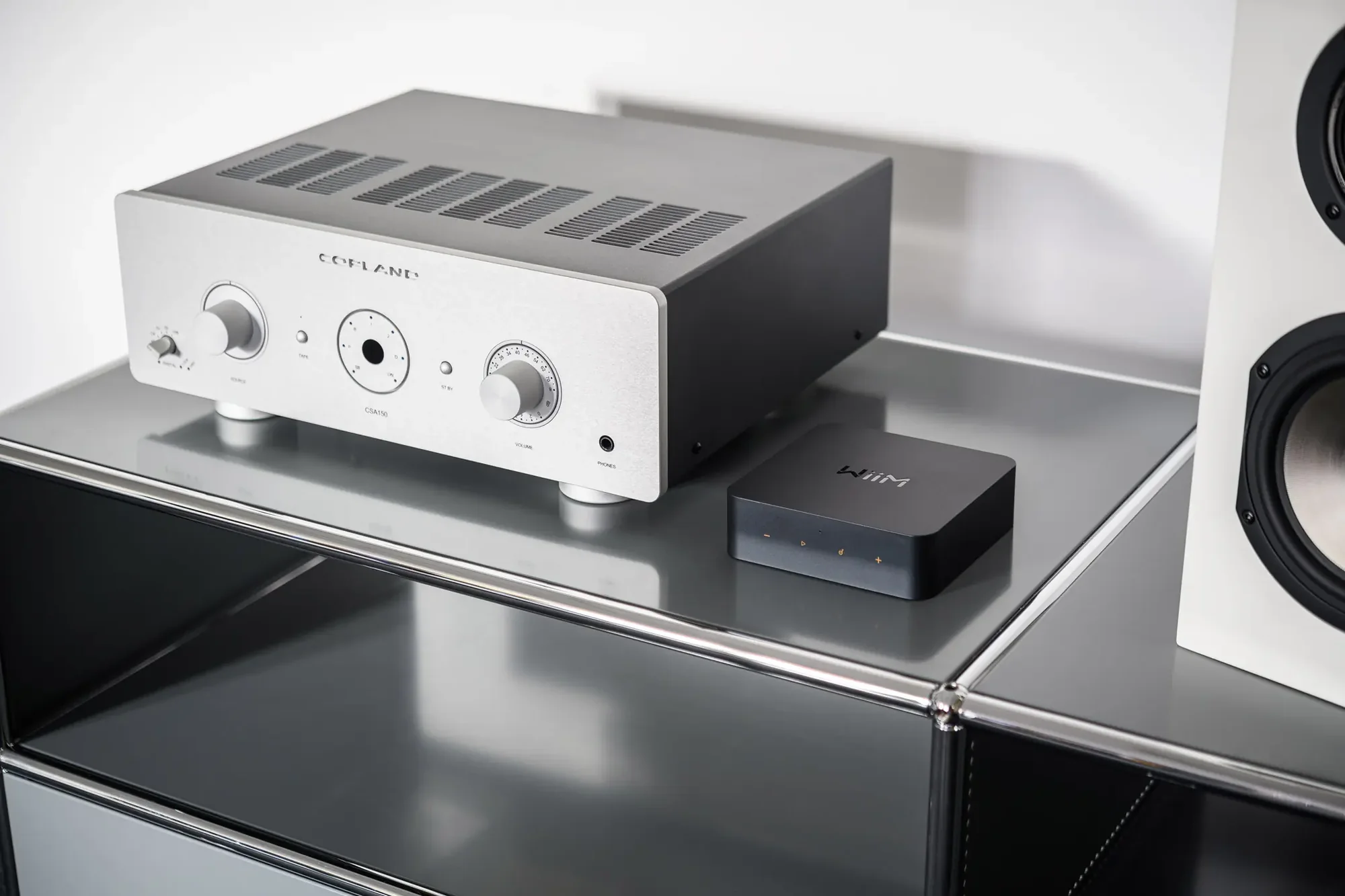 Das BIld zeigt den WiiM pro Plus streamer in einem HiFi Setup