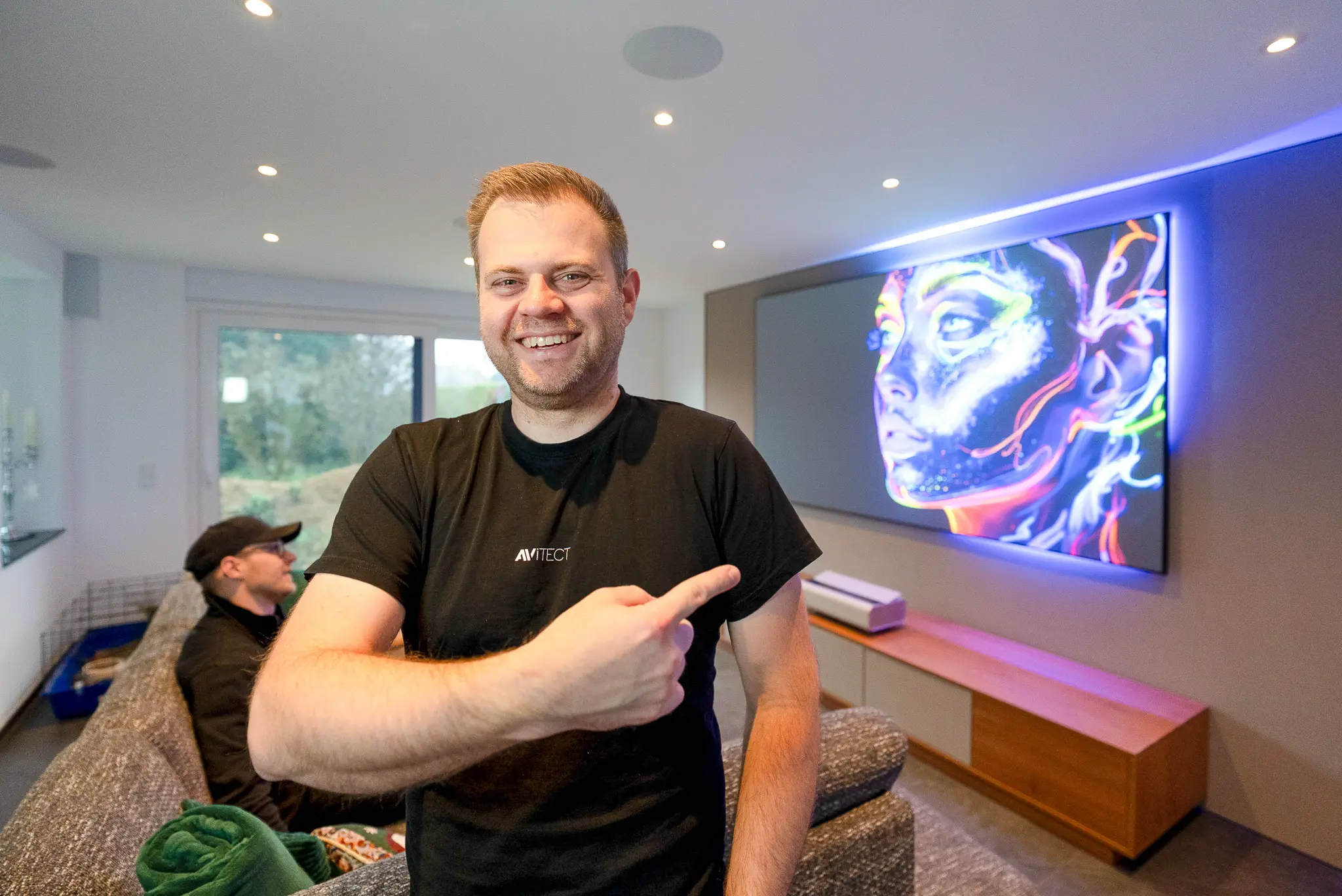 AVITECT Experte Sebastian Bieger zeigt zufrieden auf das fertiggestellte 