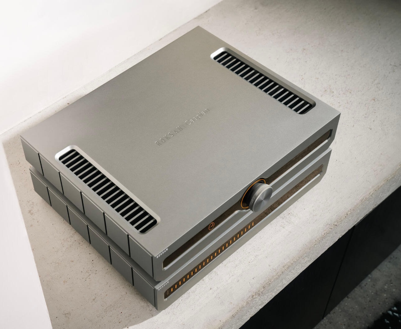 Das Bild zeigt den Roksan Caspian 4G High End Verstärker von schräg oben.