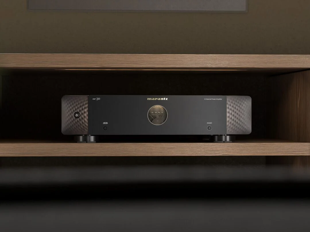 Das Bild zeigt den Marantz AMP30 in einem Wohnzimmerregal
